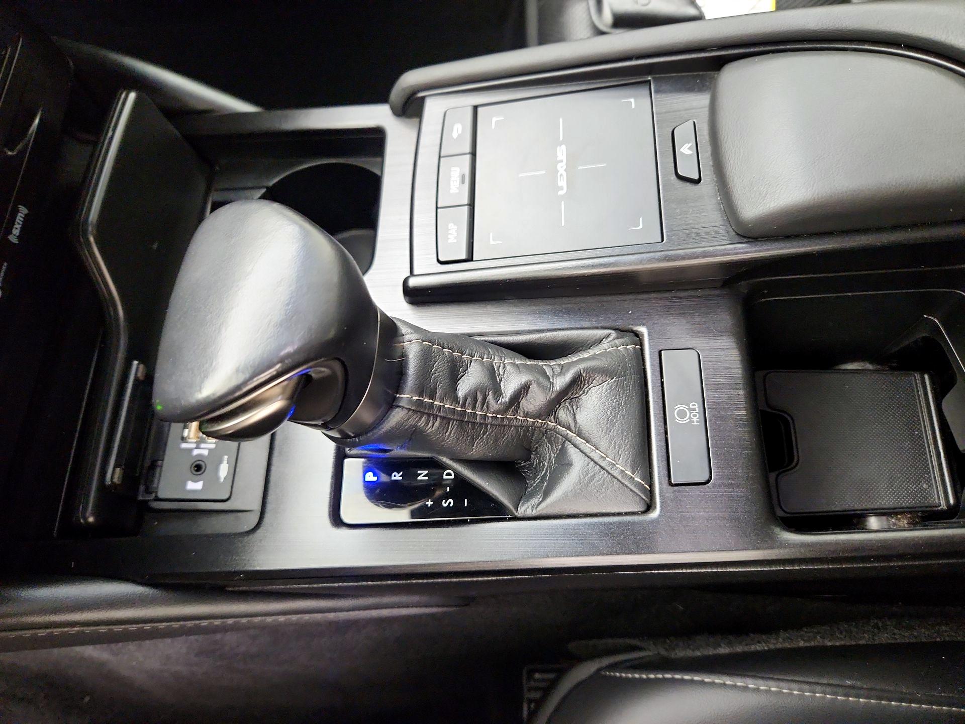 Thumbnail: 2021 Lexus ES - 17