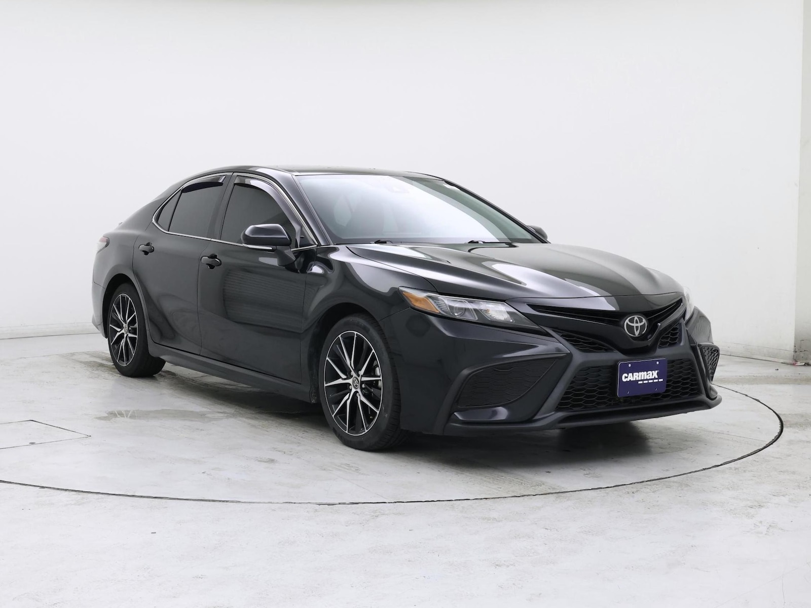 2022 Toyota Camry SE - Photo 2