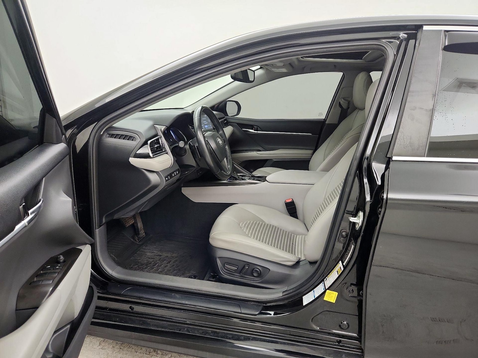 2022 Toyota Camry SE - Photo 12