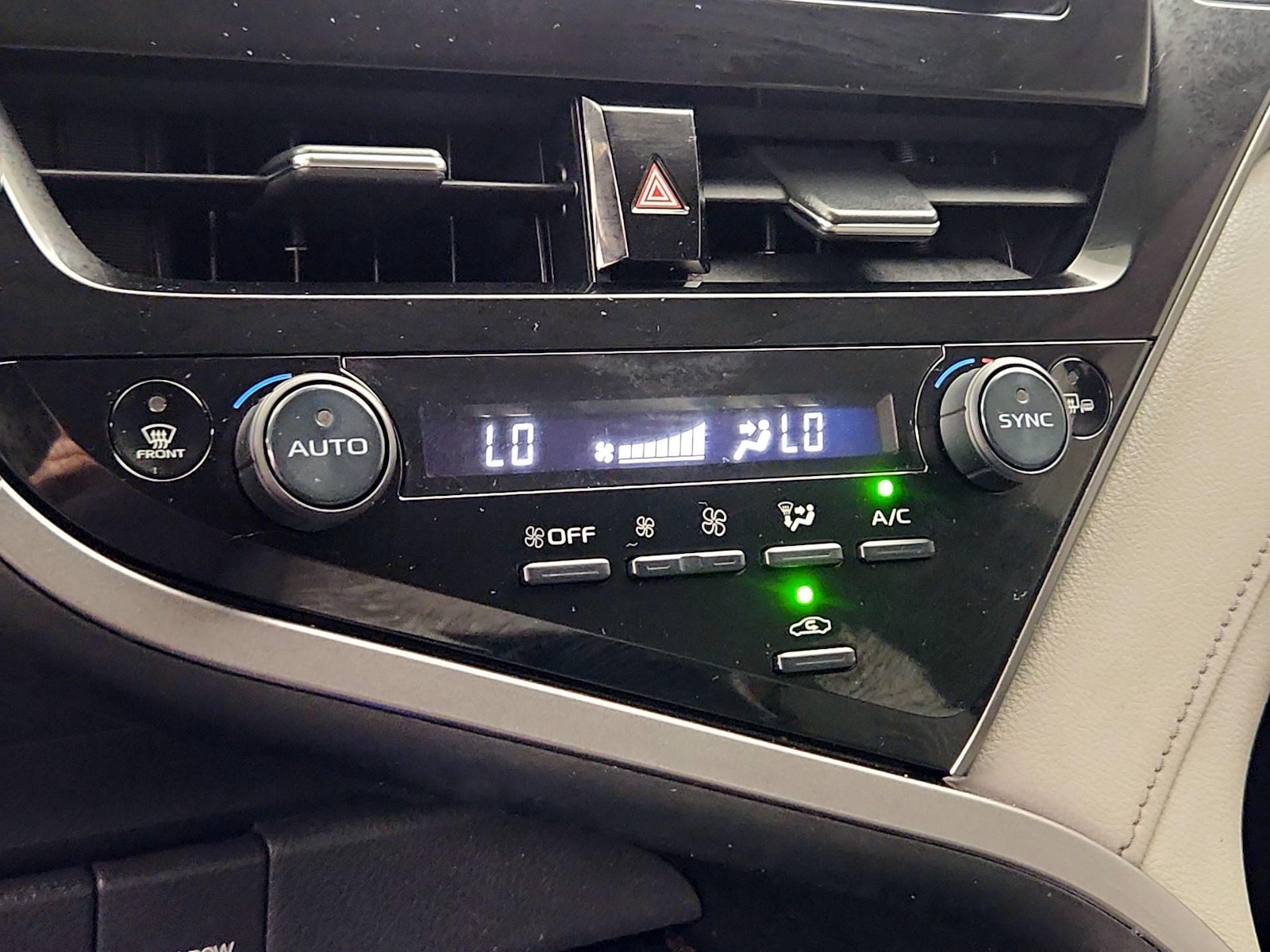 2022 Toyota Camry SE - Photo 17