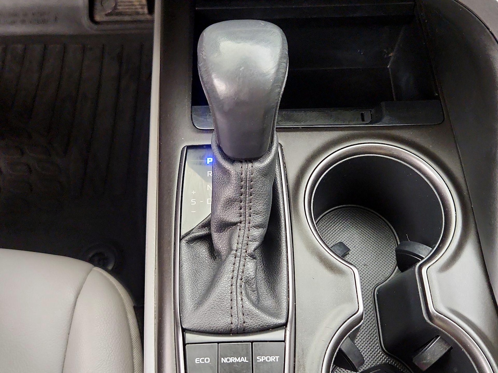 2022 Toyota Camry SE - Photo 18