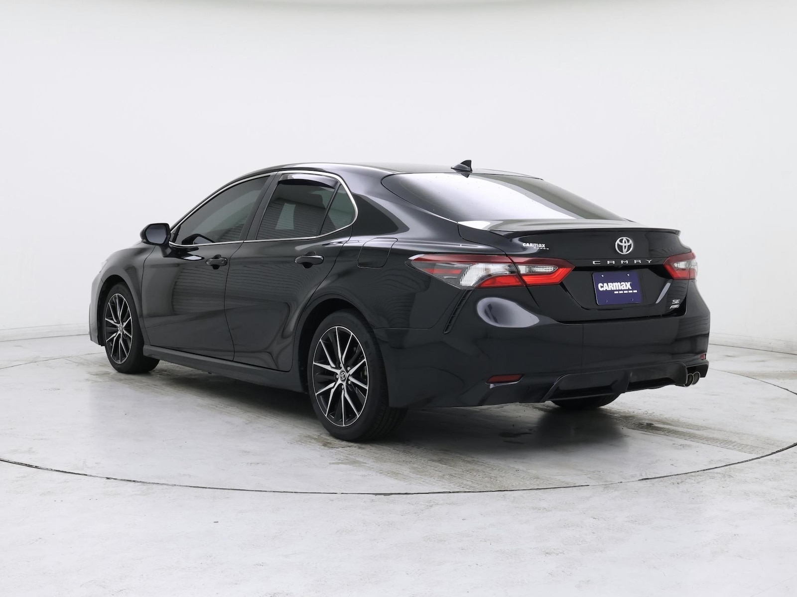 2022 Toyota Camry SE - Photo 3