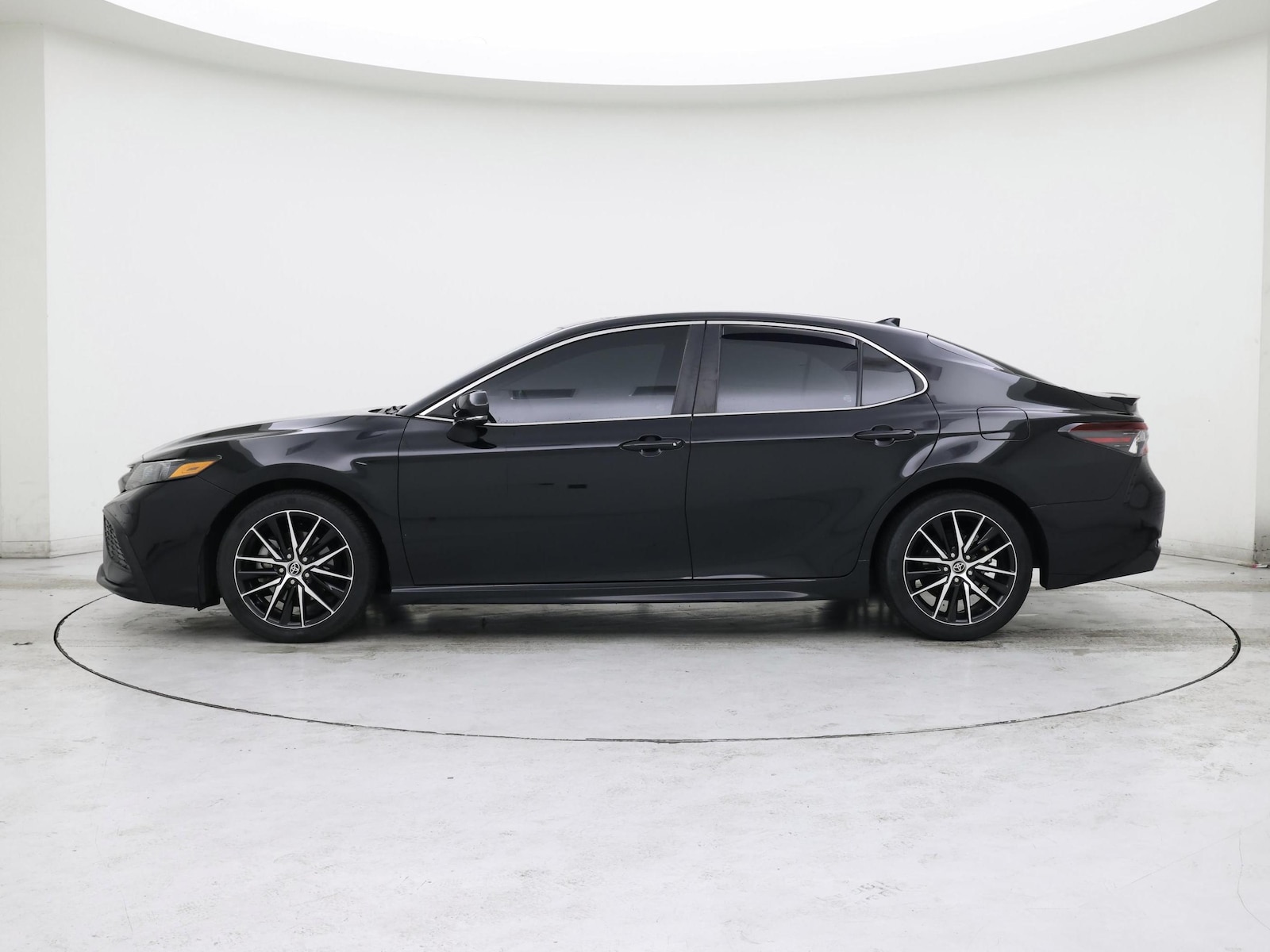 2022 Toyota Camry SE - Photo 4