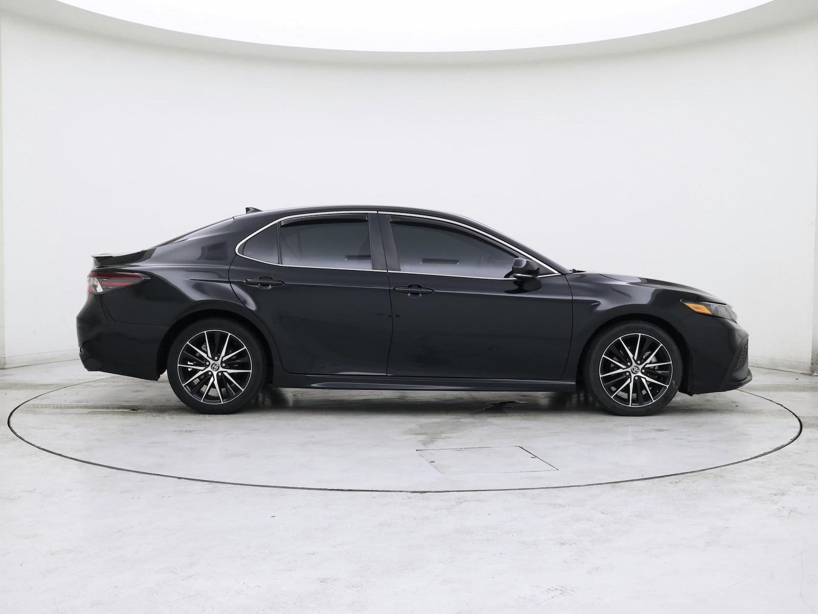 2022 Toyota Camry SE - Photo 8