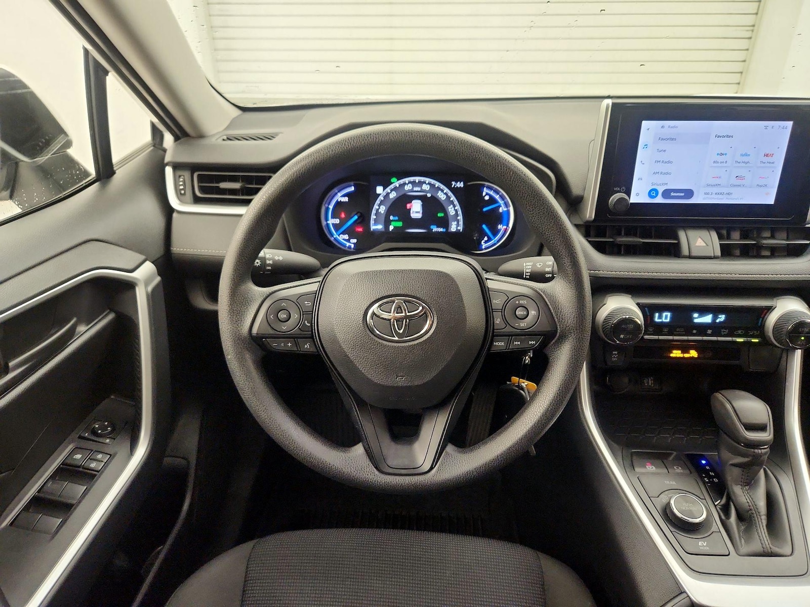 2024 Toyota RAV4 LE - Photo 11