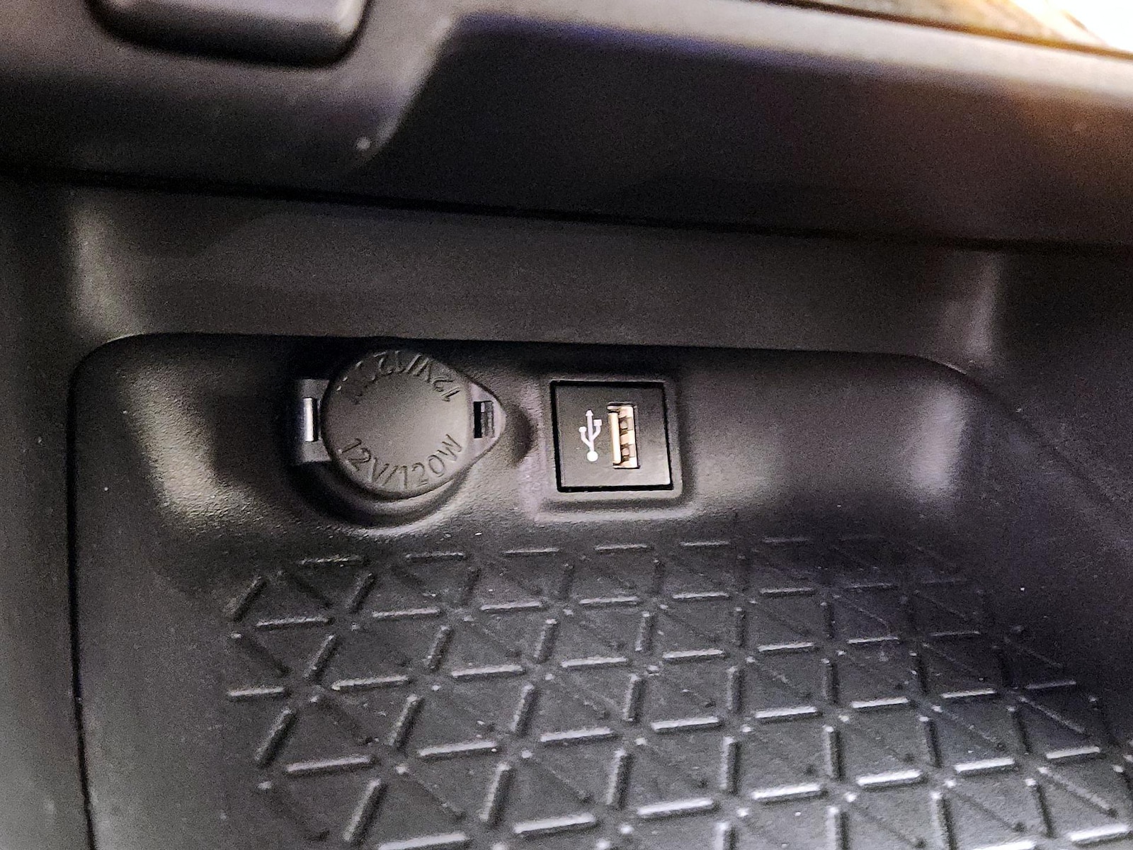 2024 Toyota RAV4 LE - Photo 19