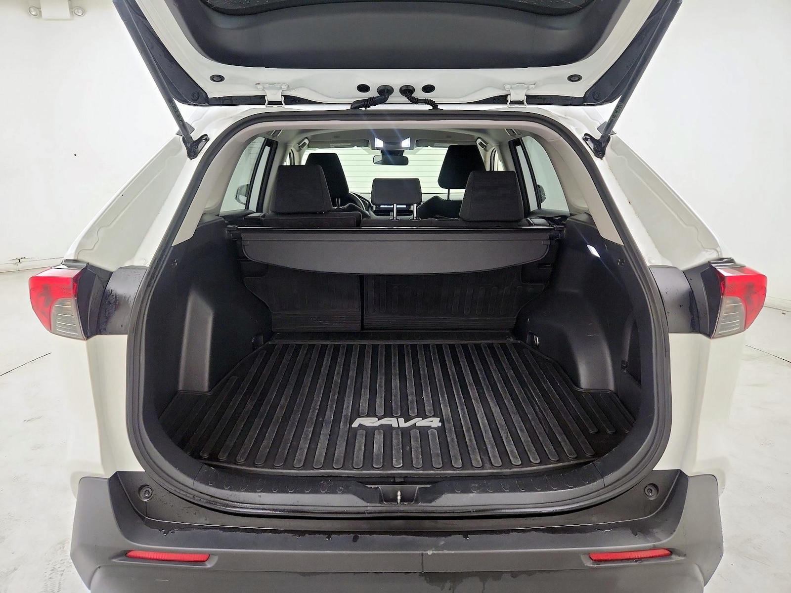 2024 Toyota RAV4 LE - Photo 21