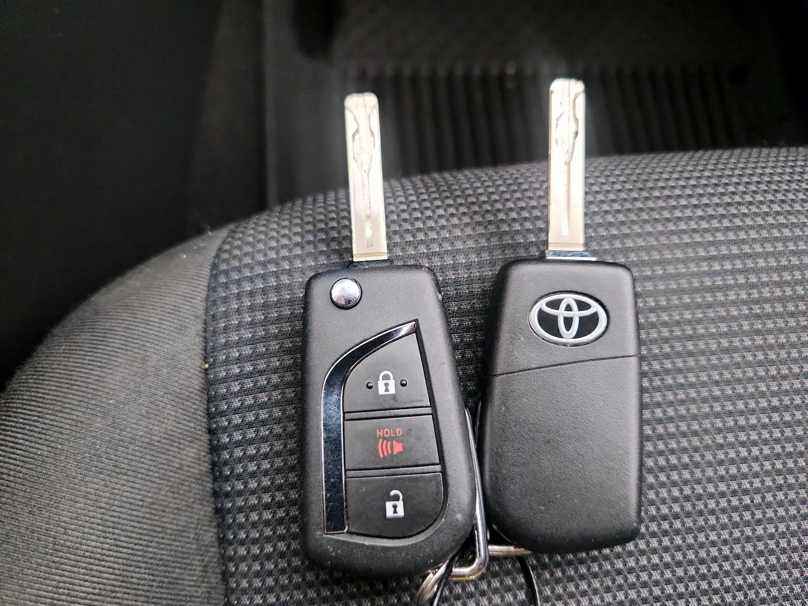 2024 Toyota RAV4 LE - Photo 23