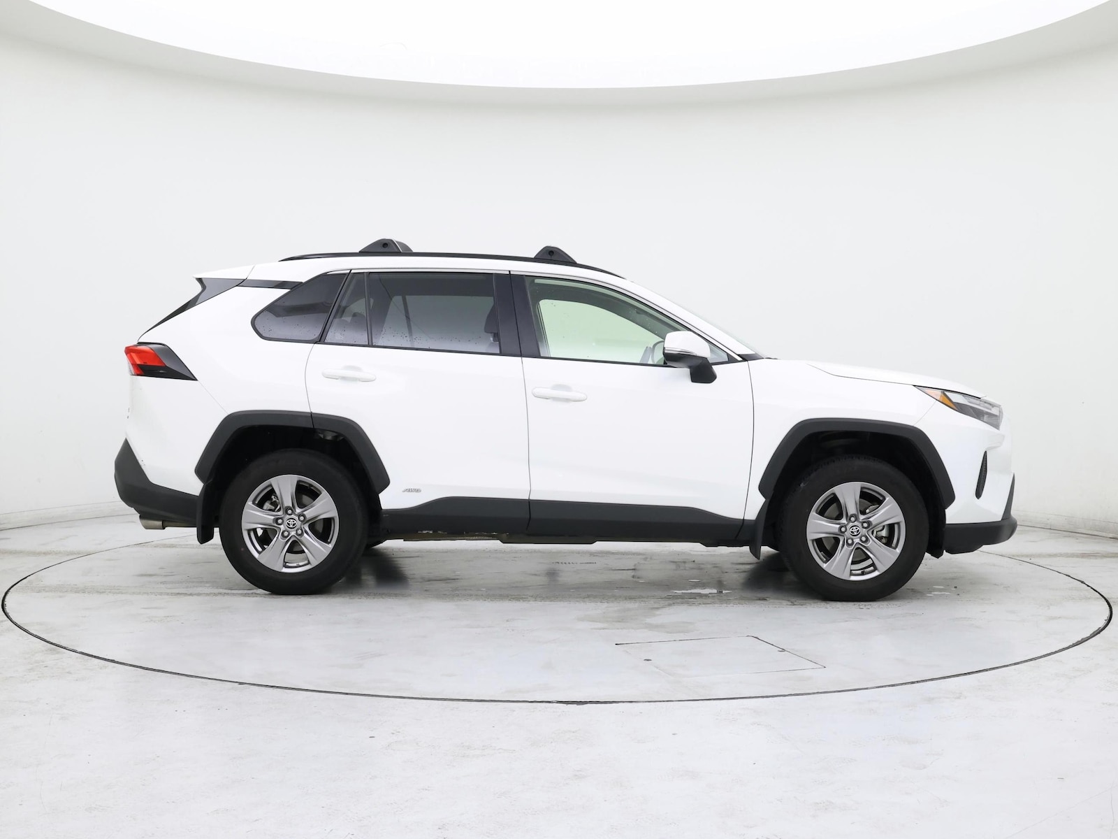 2024 Toyota RAV4 LE - Photo 8