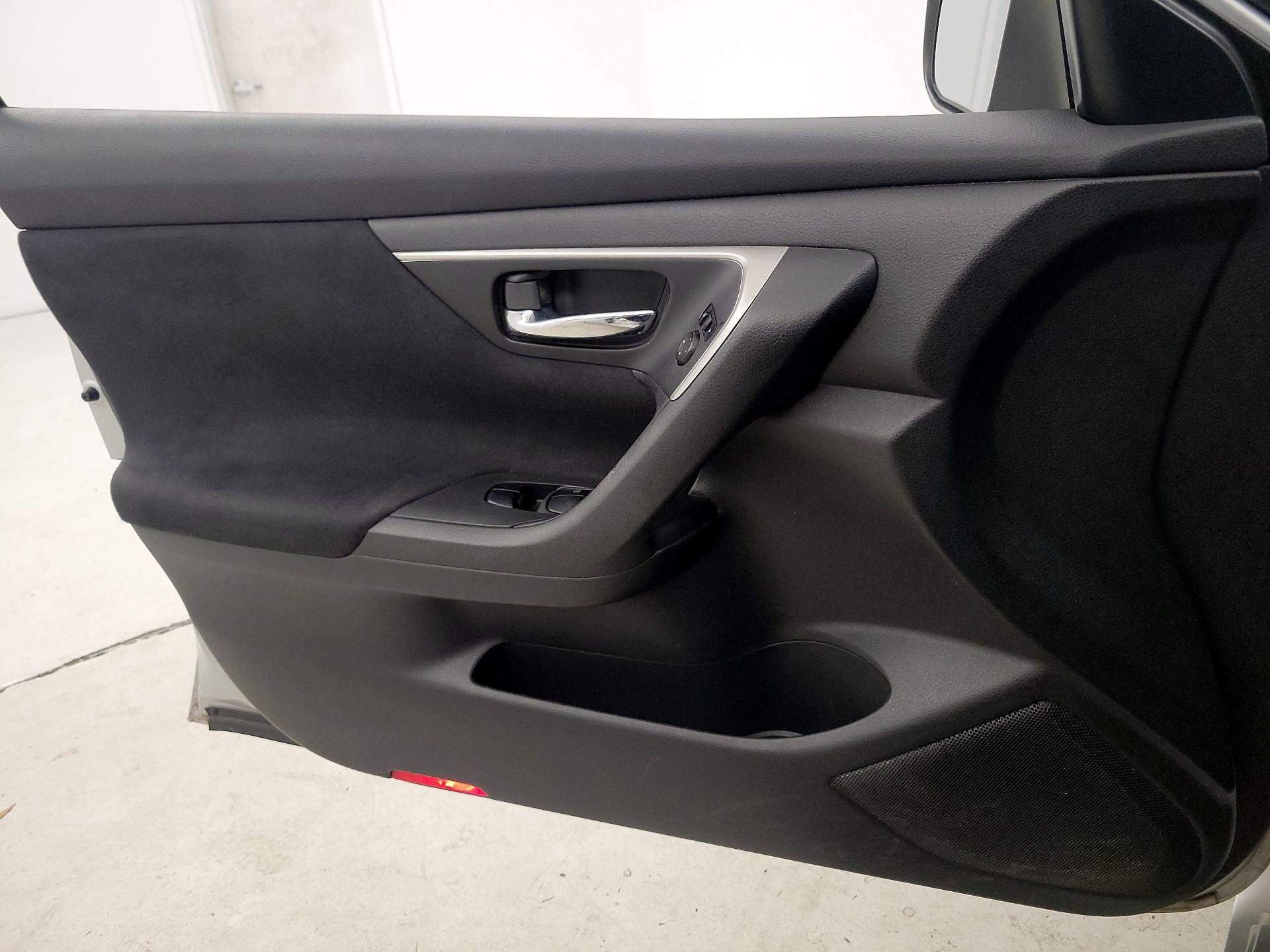 Thumbnail: 2015 Nissan Altima - 12