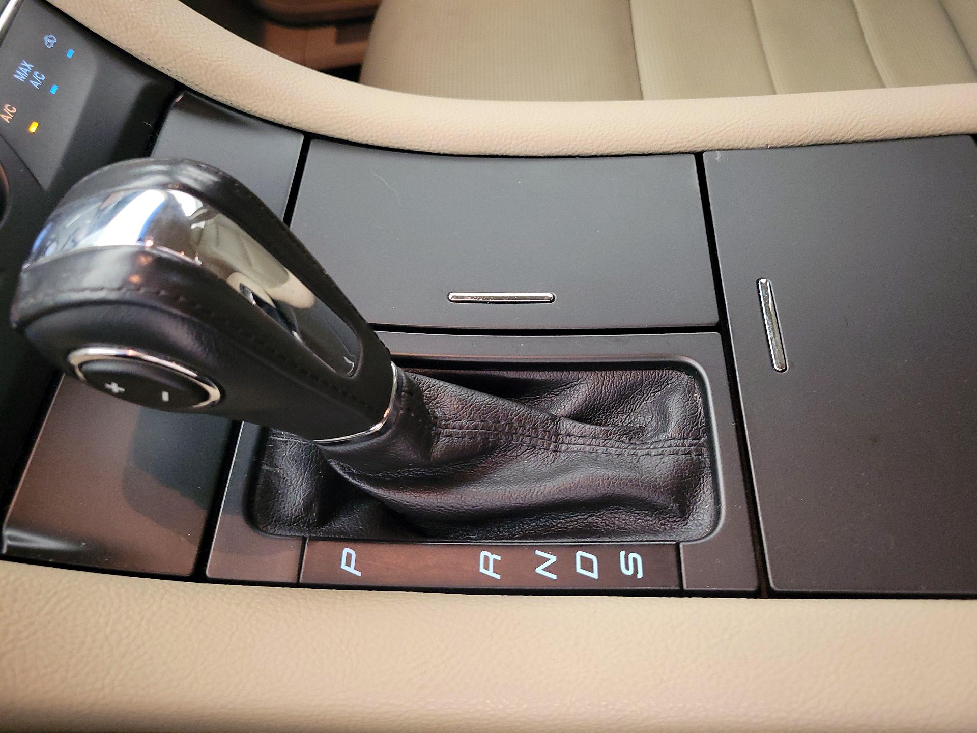 Thumbnail: 2015 Ford Taurus - 17