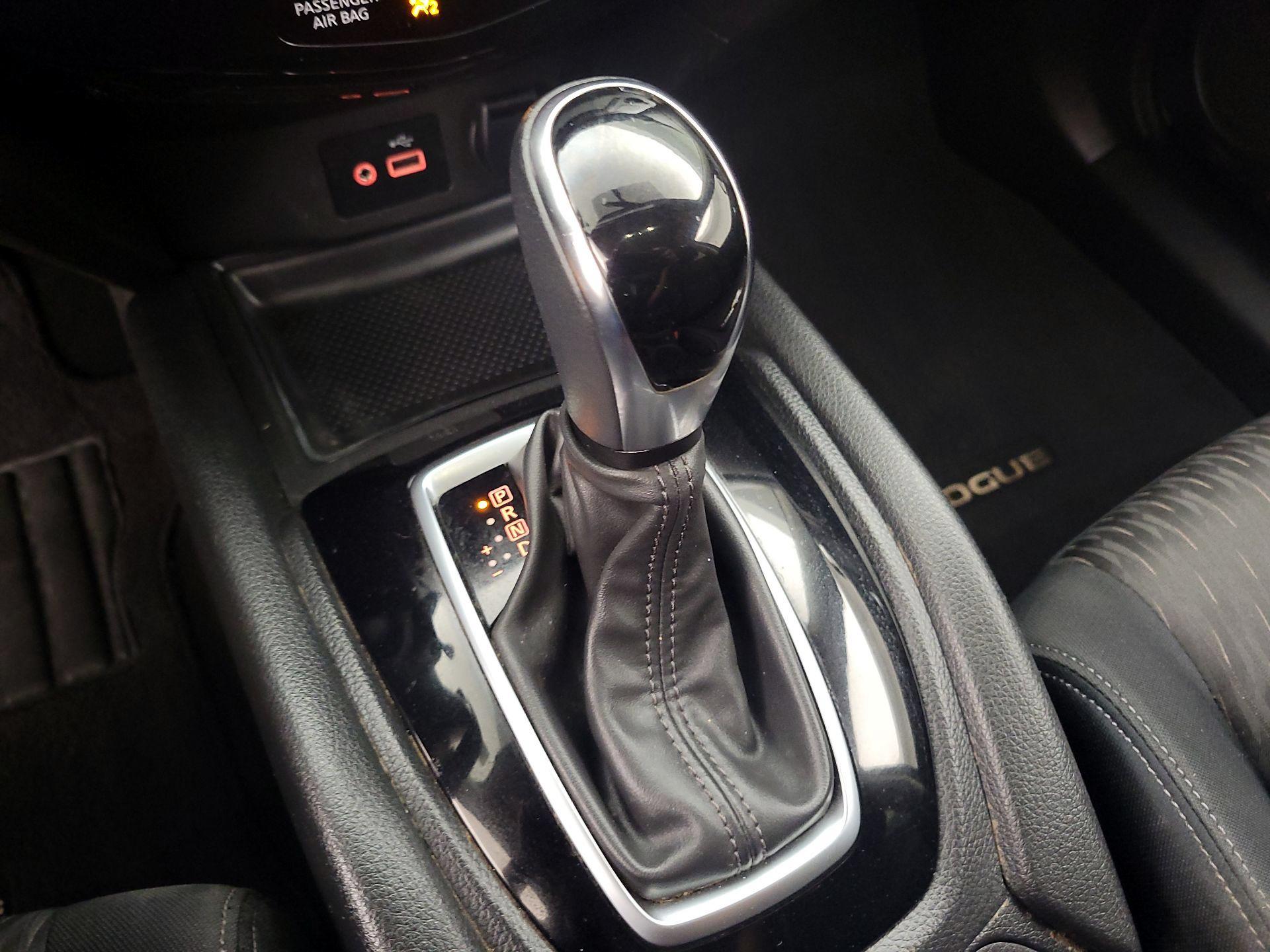 Thumbnail: 2018 Nissan Rogue - 16