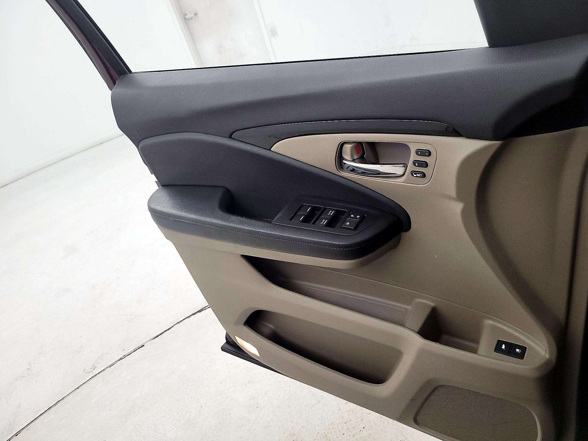 Thumbnail: 2017 Honda Pilot - 12