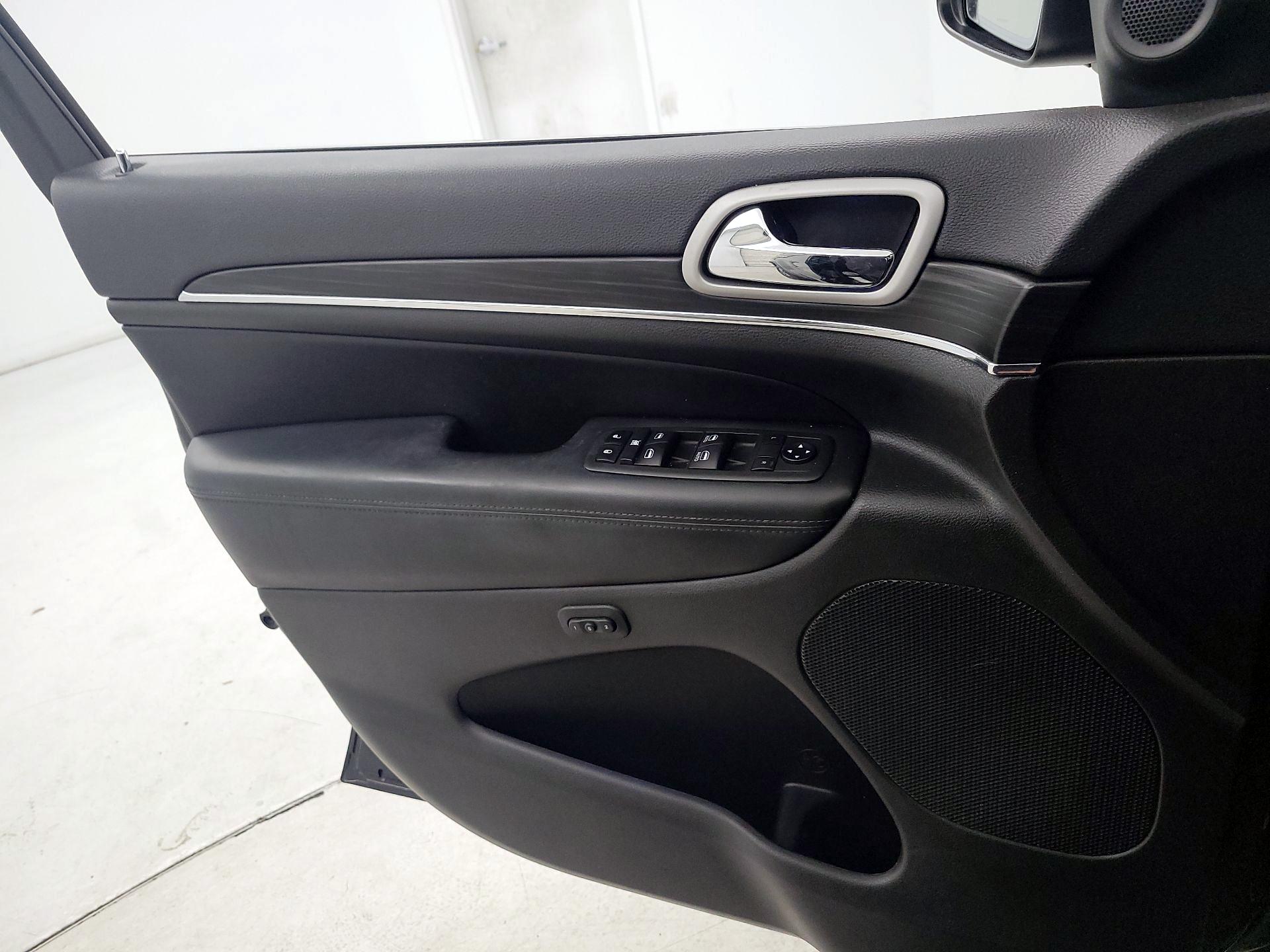 Thumbnail: 2020 Jeep Grand Cherokee - 12