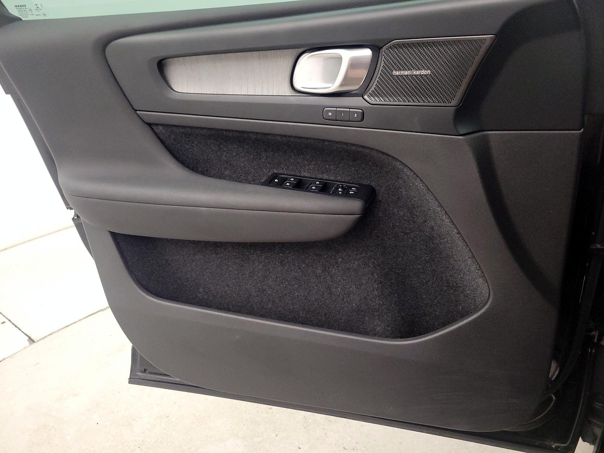 Thumbnail: 2023 Volvo XC40 - 12