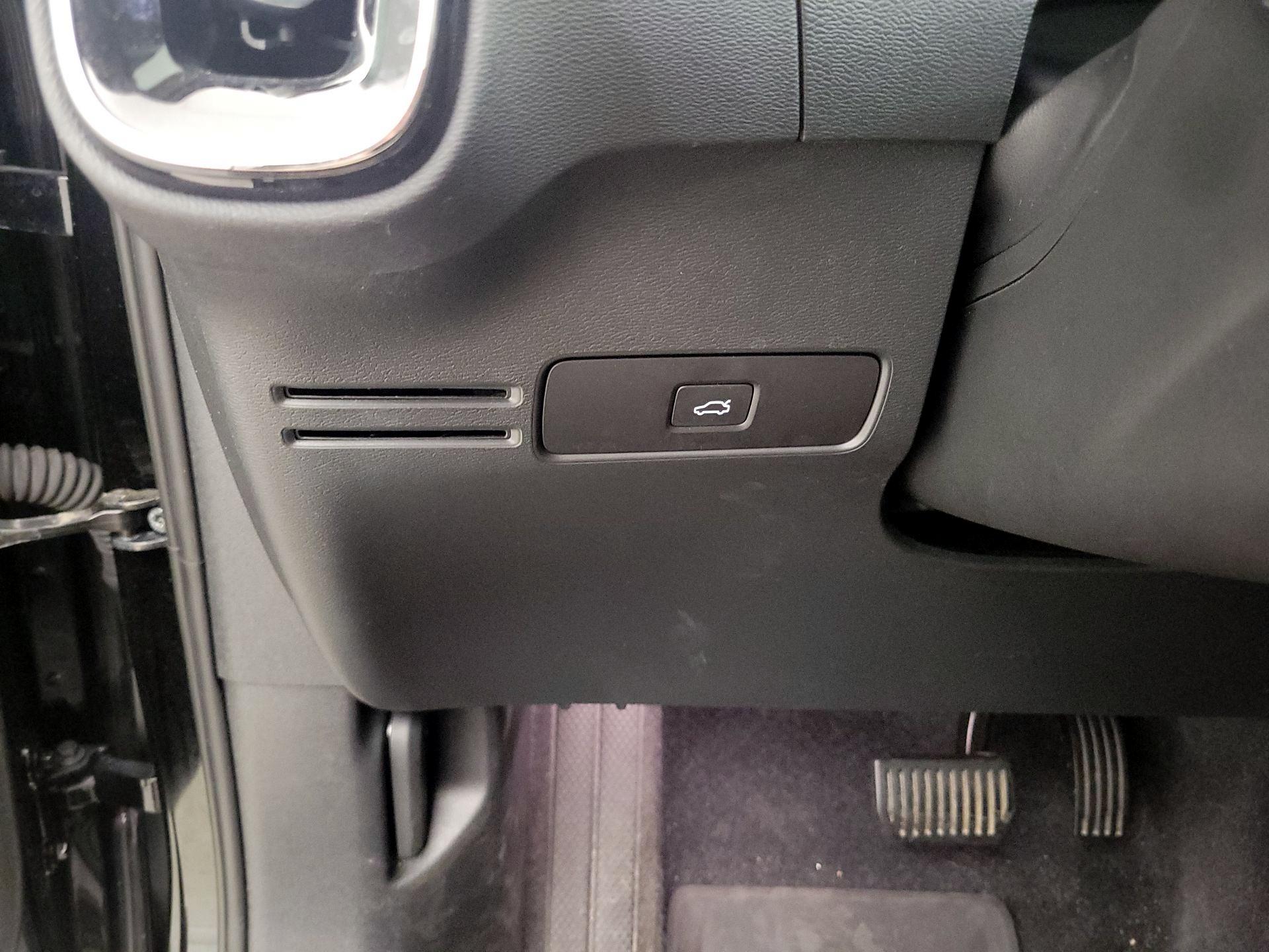 Thumbnail: 2023 Volvo XC40 - 13