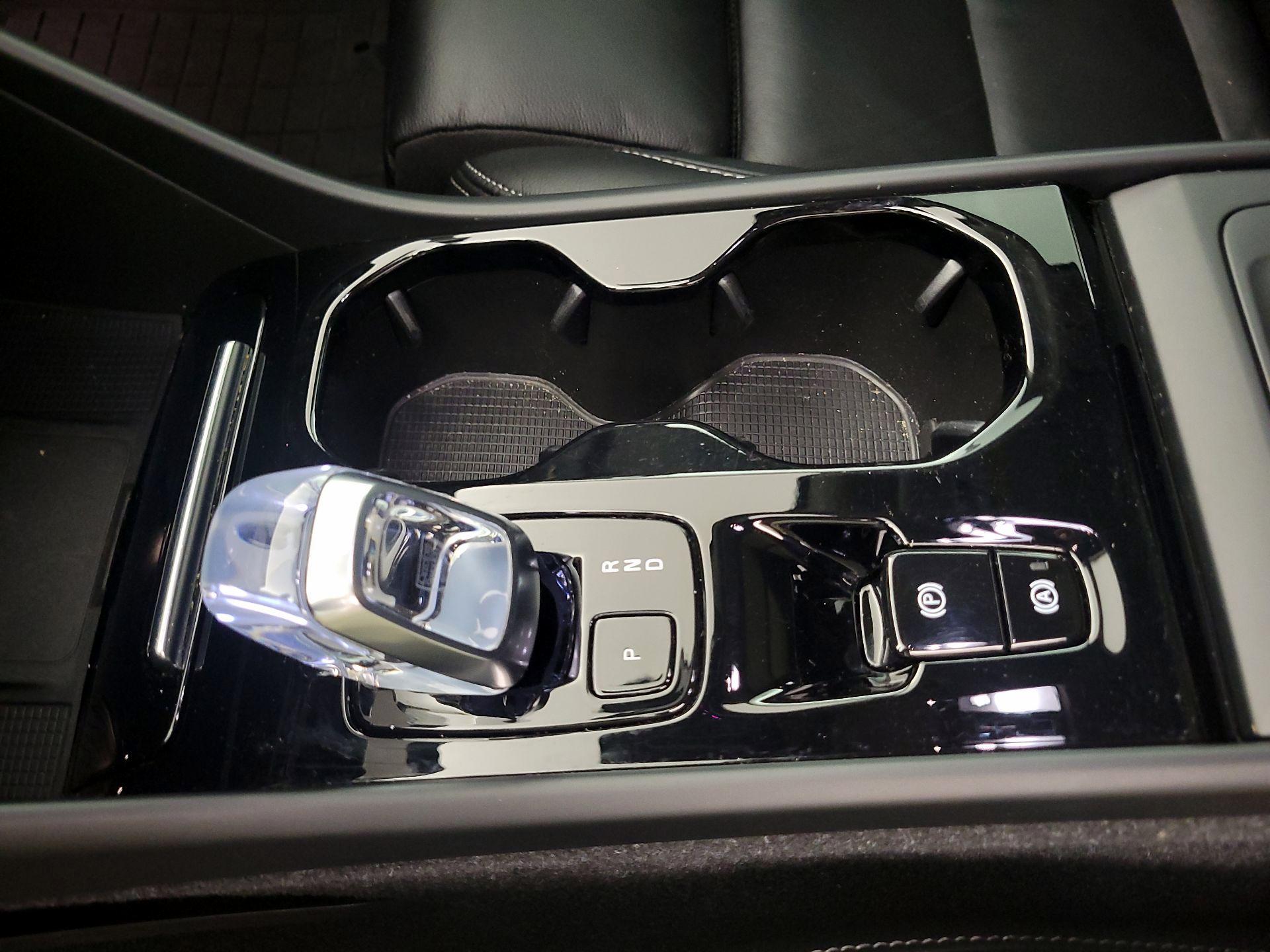 Thumbnail: 2023 Volvo XC40 - 17