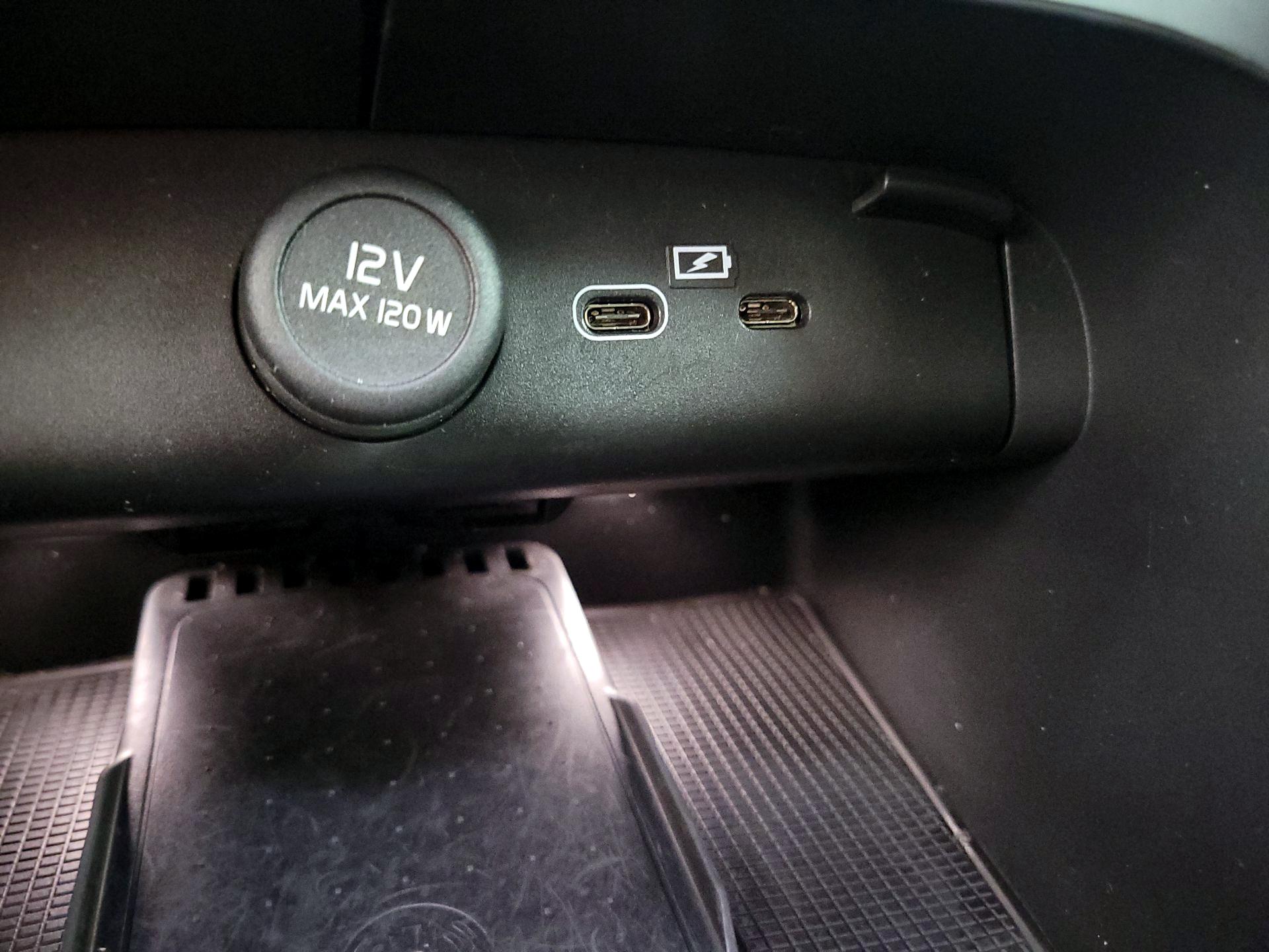 Thumbnail: 2023 Volvo XC40 - 18