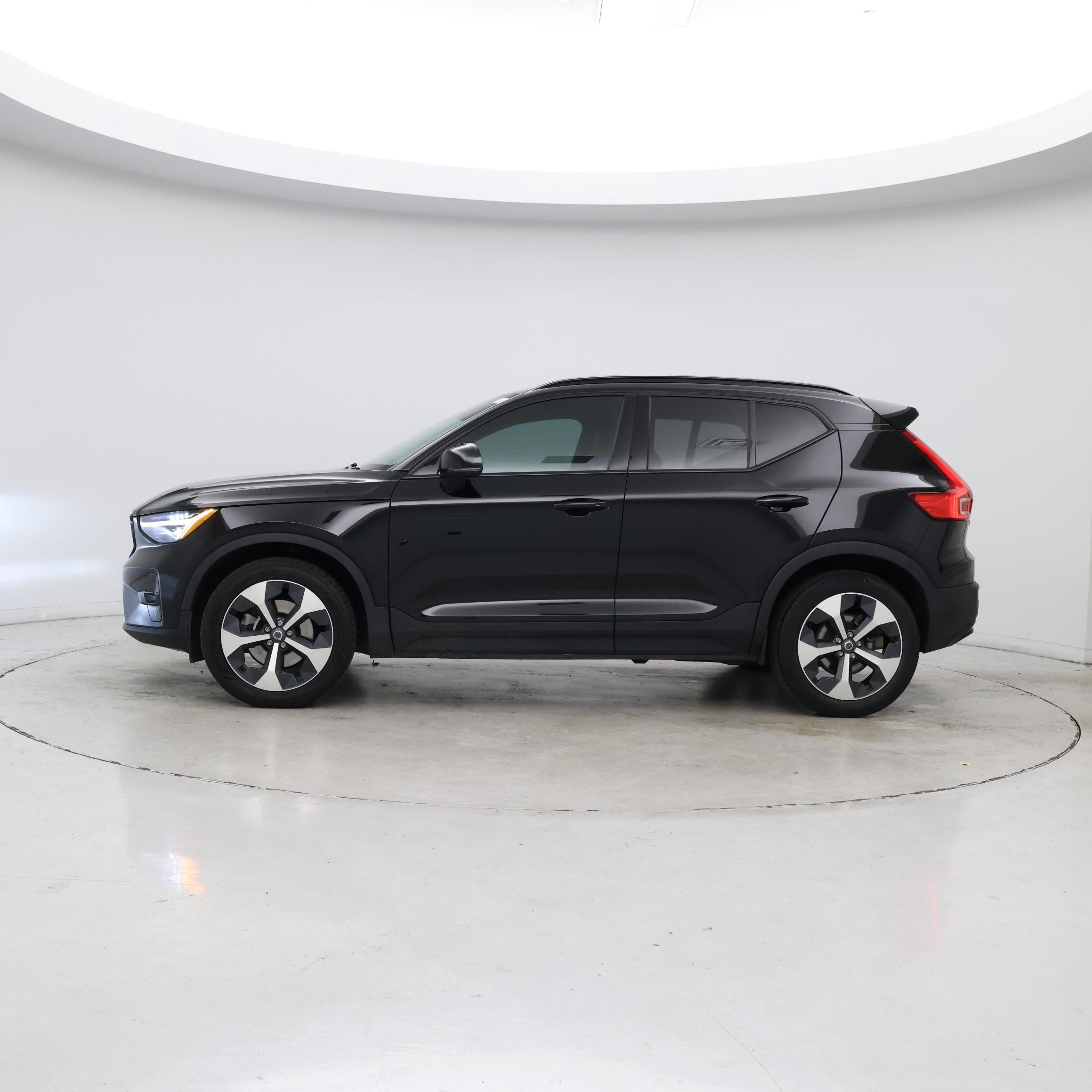 Thumbnail: 2023 Volvo XC40 - 3