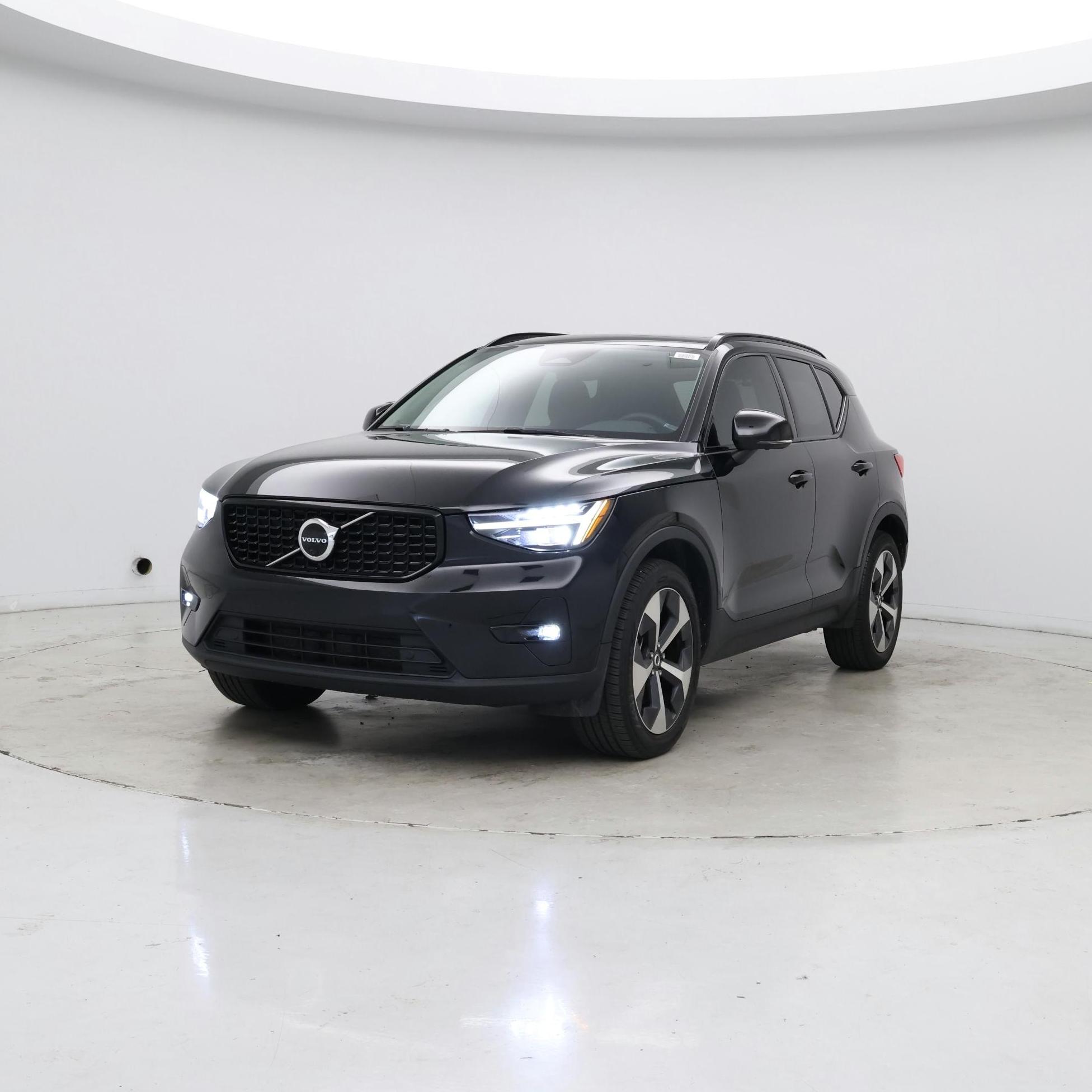 Thumbnail: 2023 Volvo XC40 - 4