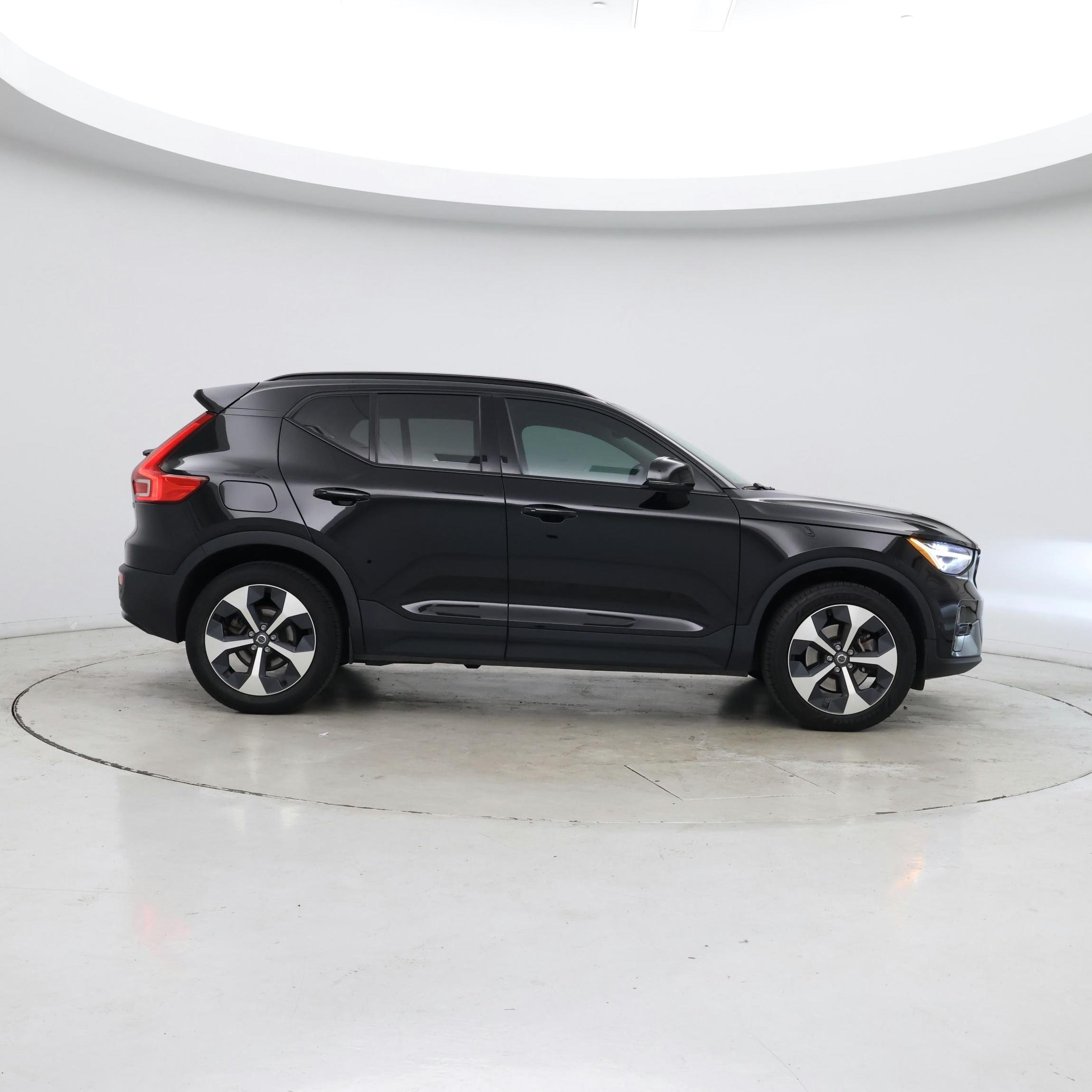 Thumbnail: 2023 Volvo XC40 - 7