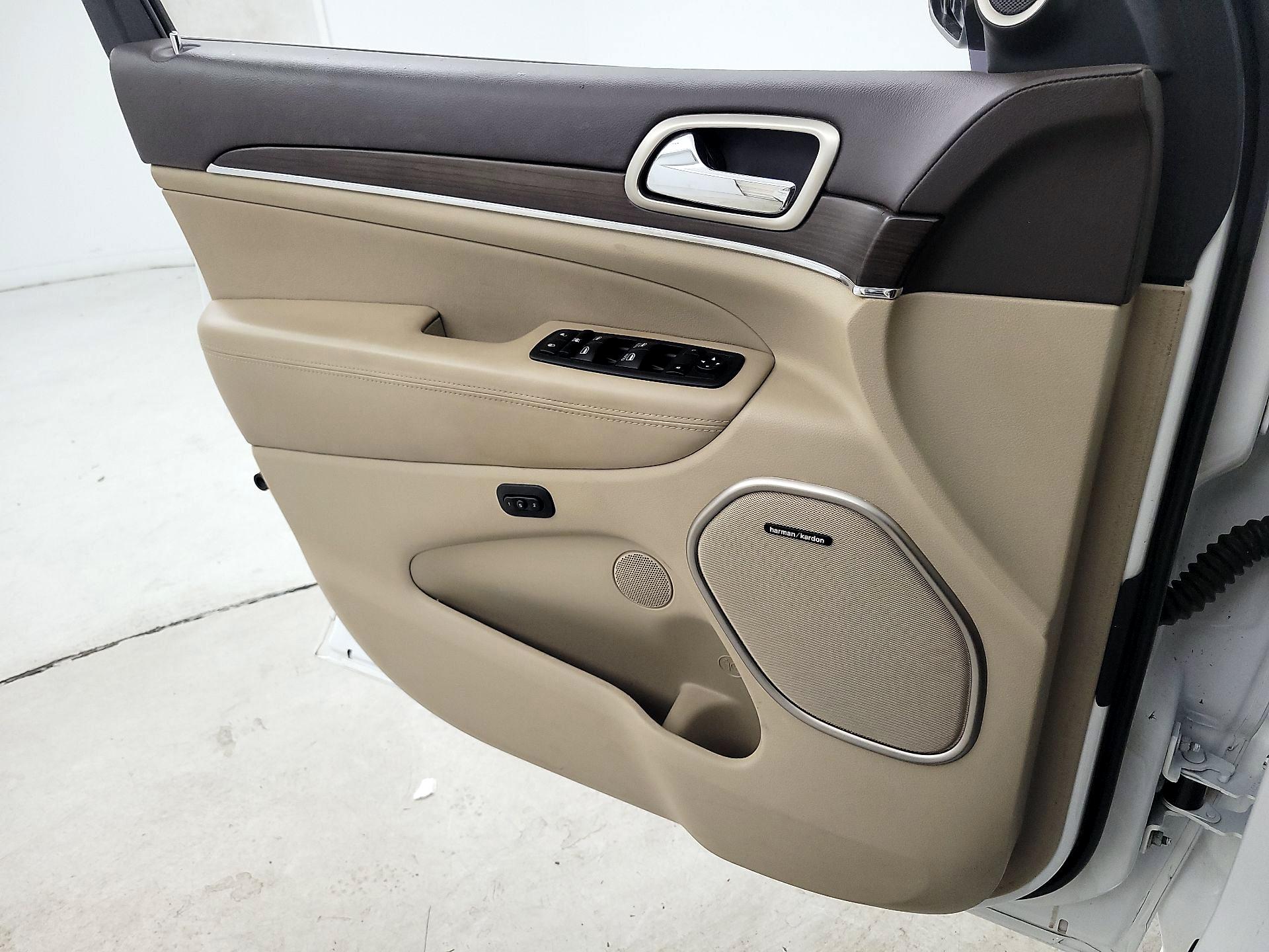 Thumbnail: 2016 Jeep Grand Cherokee - 12