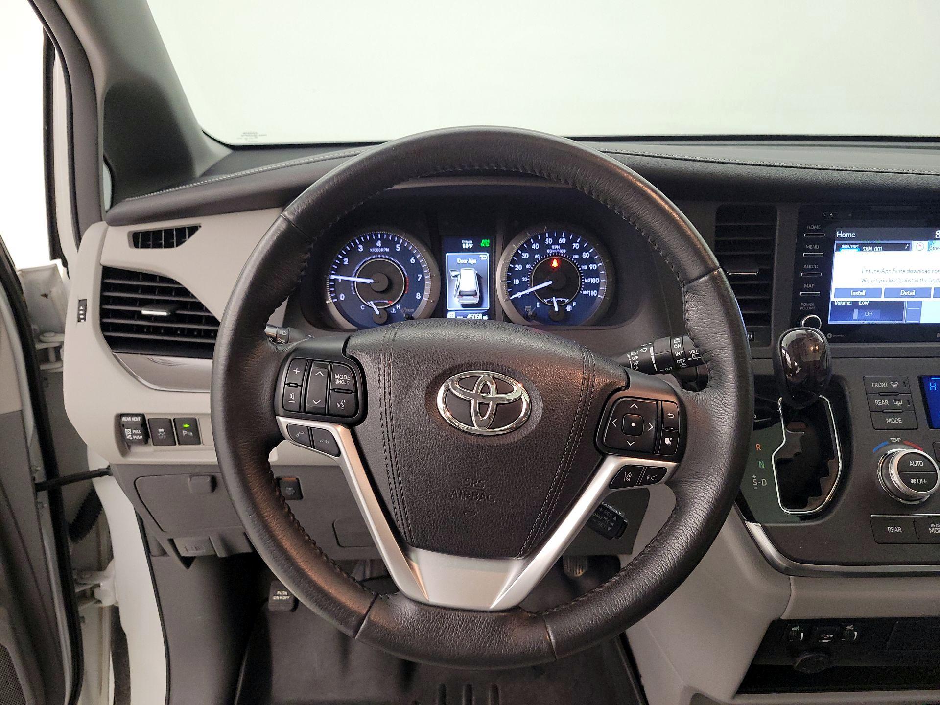 Thumbnail: 2018 Toyota Sienna - 10