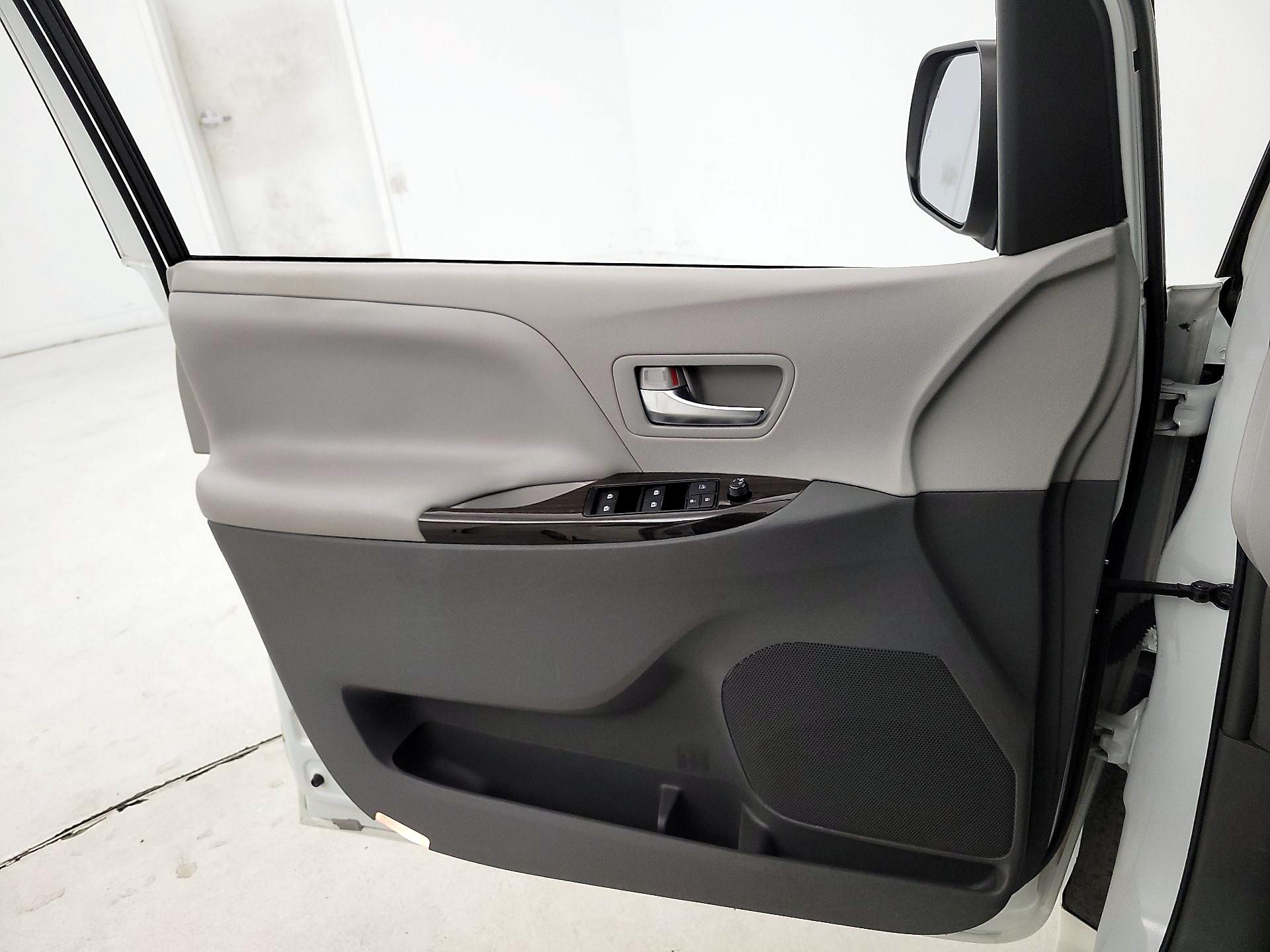 Thumbnail: 2018 Toyota Sienna - 12