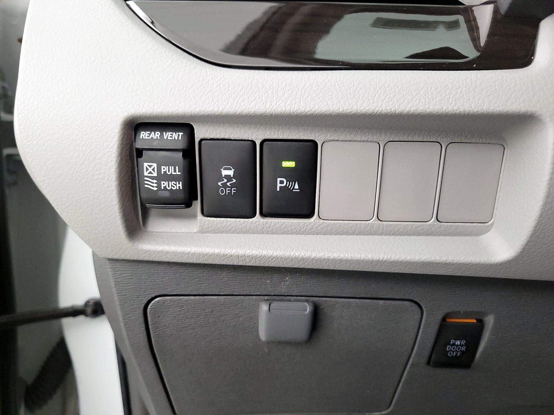 Thumbnail: 2018 Toyota Sienna - 13
