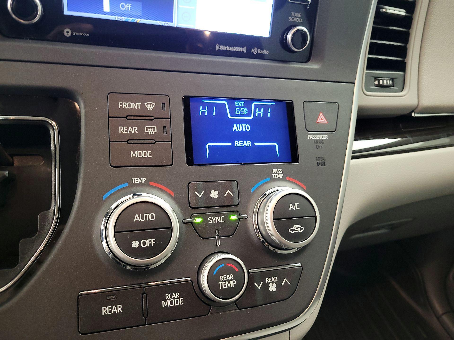Thumbnail: 2018 Toyota Sienna - 16