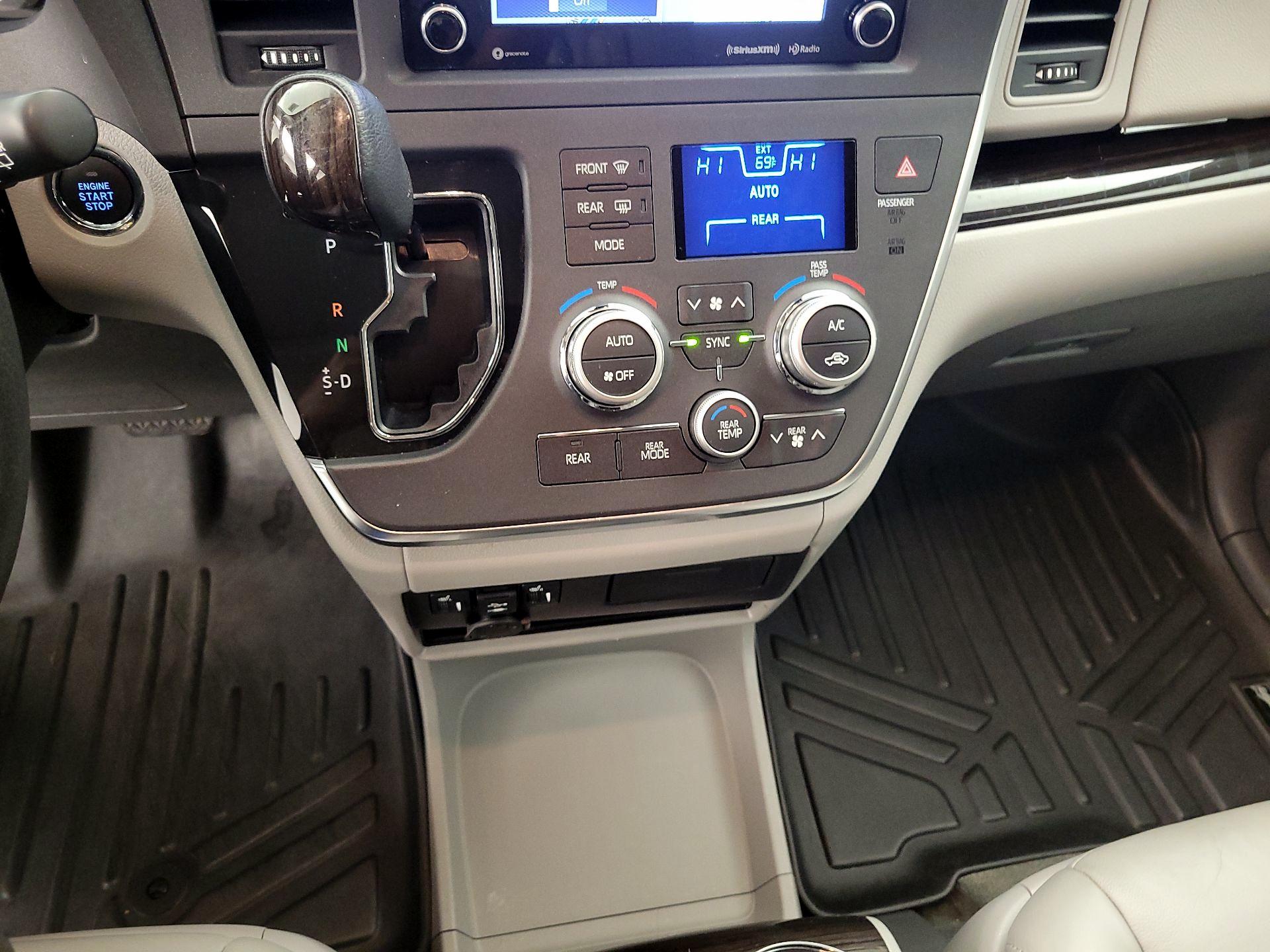 Thumbnail: 2018 Toyota Sienna - 17