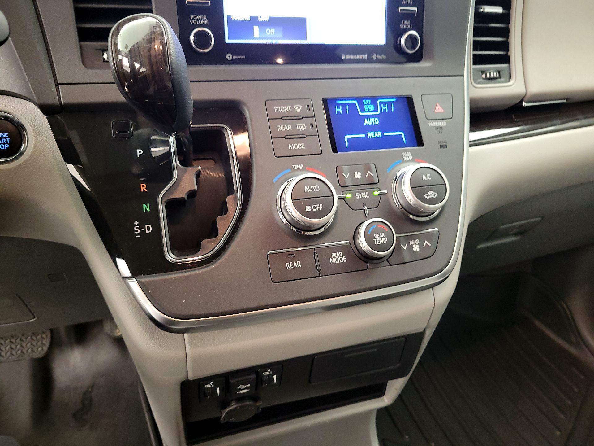 Thumbnail: 2018 Toyota Sienna - 18
