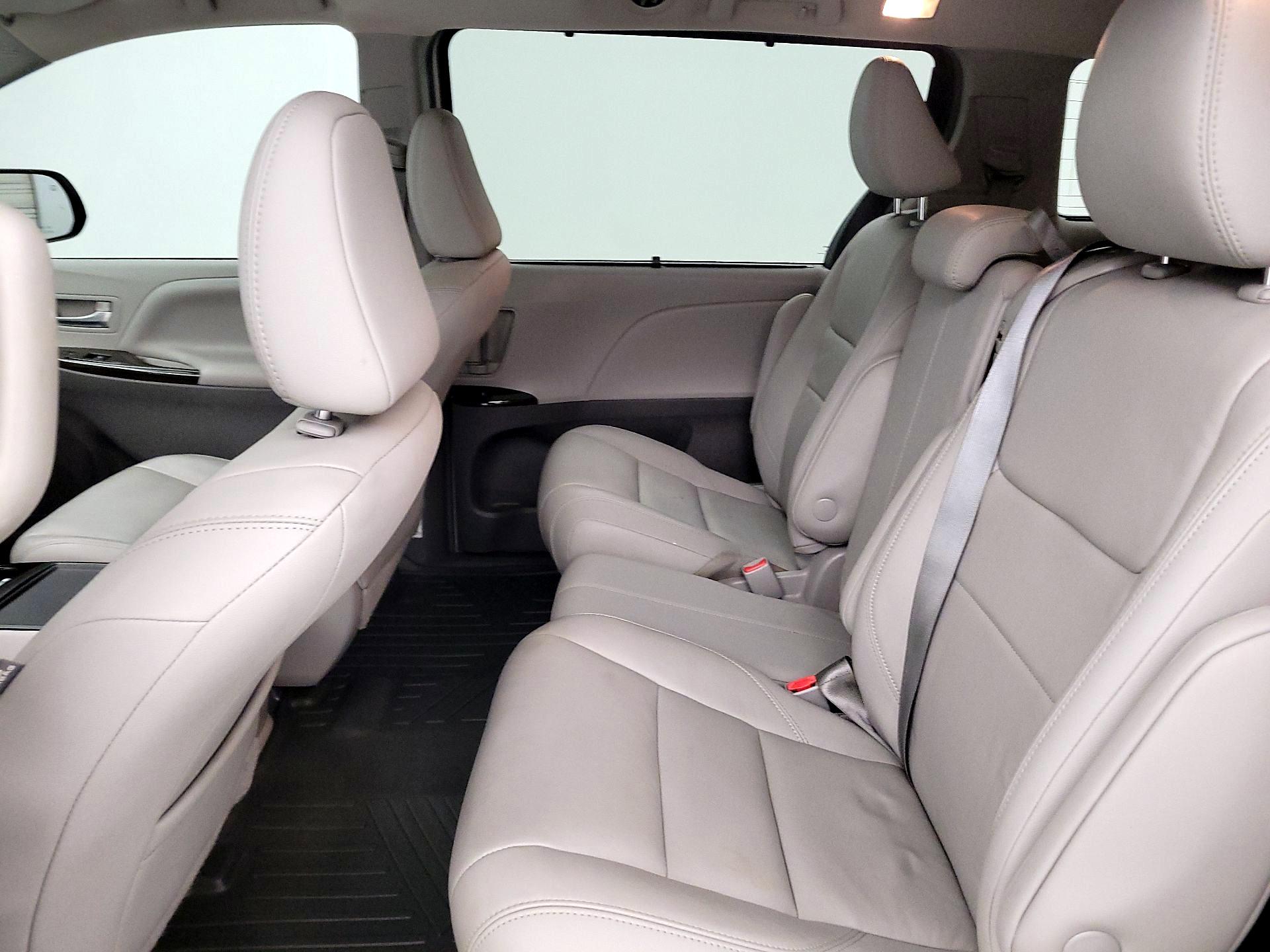 Thumbnail: 2018 Toyota Sienna - 20