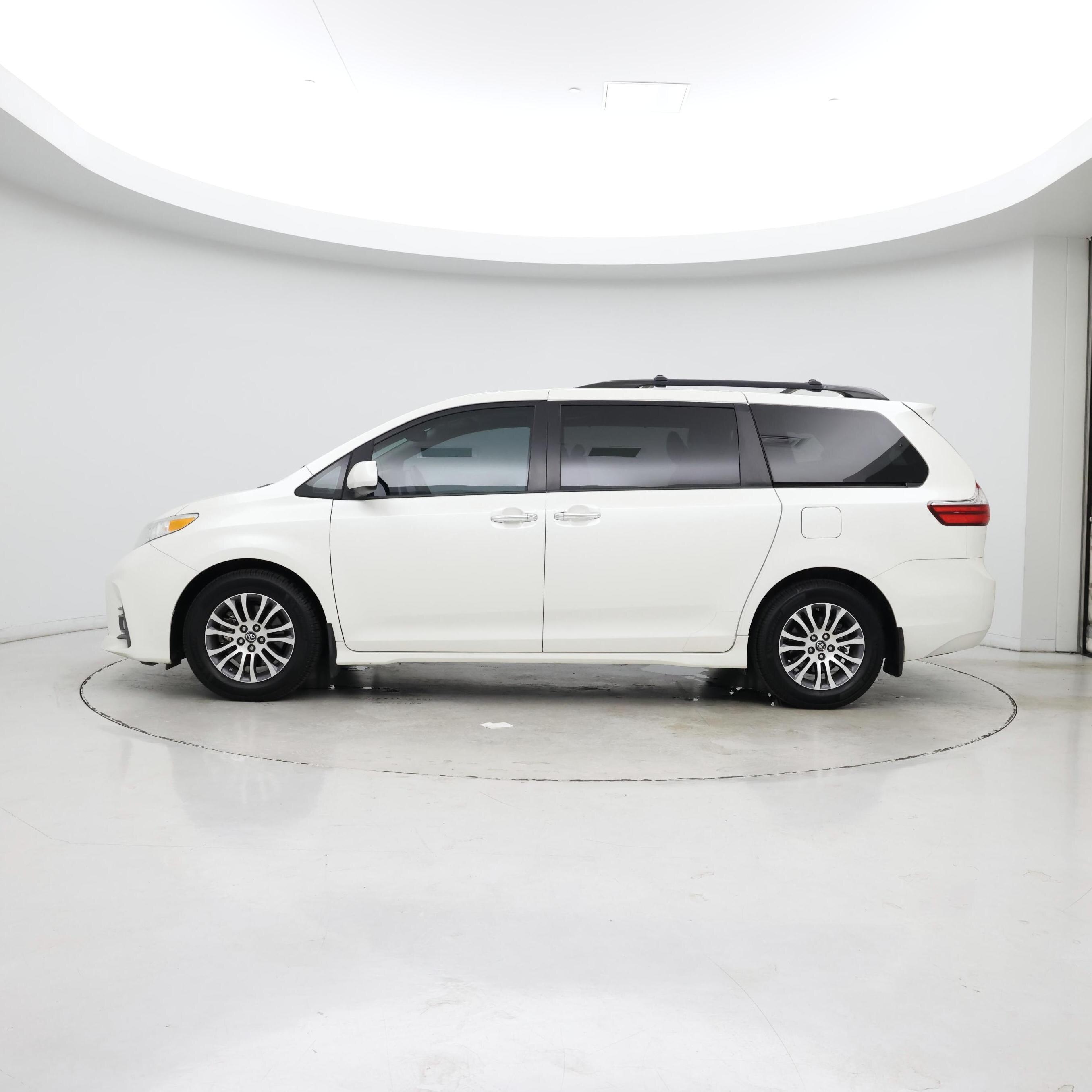 Thumbnail: 2018 Toyota Sienna - 3