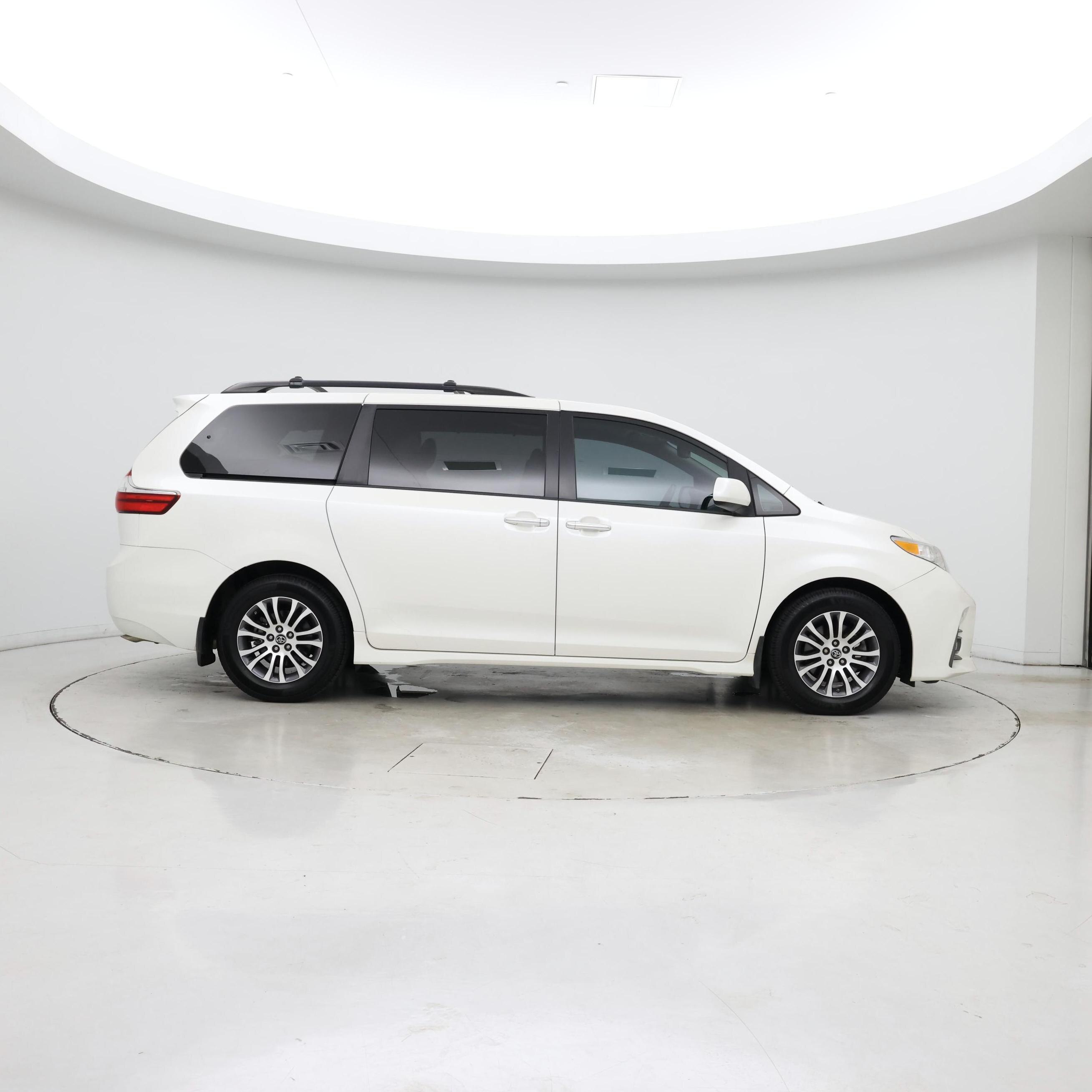 Thumbnail: 2018 Toyota Sienna - 7