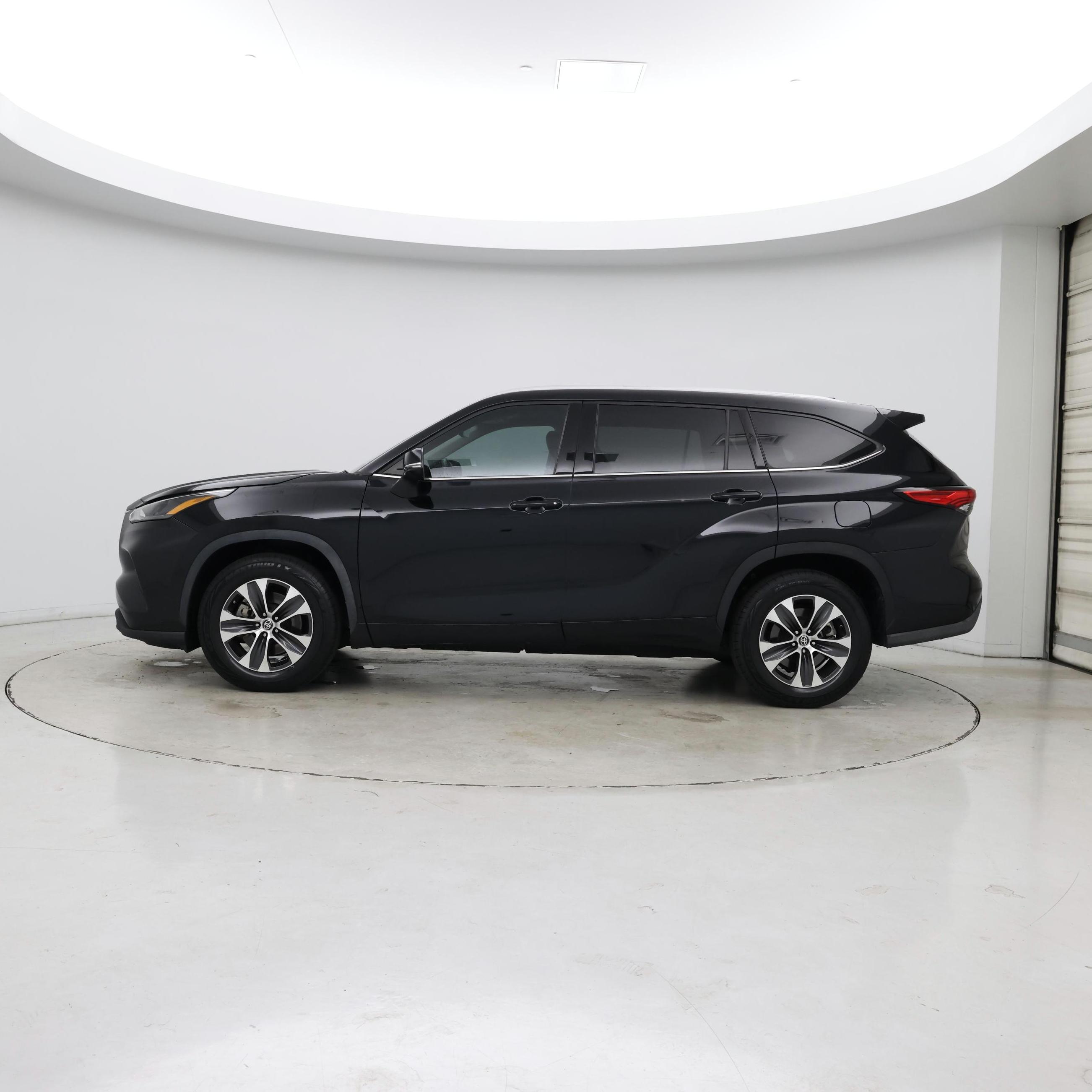 Thumbnail: 2022 Toyota Highlander - 3