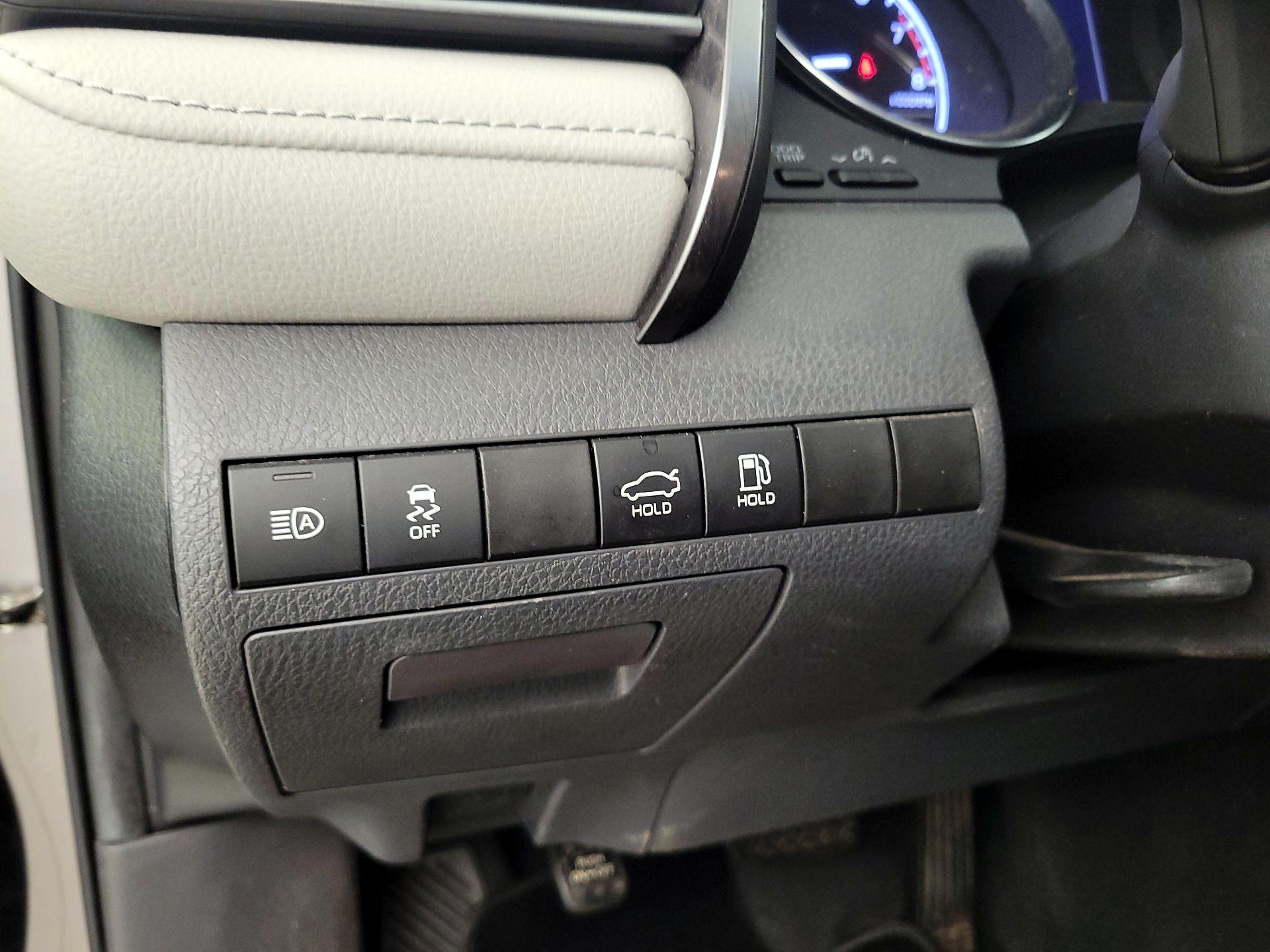 Thumbnail: 2019 Toyota Camry - 13