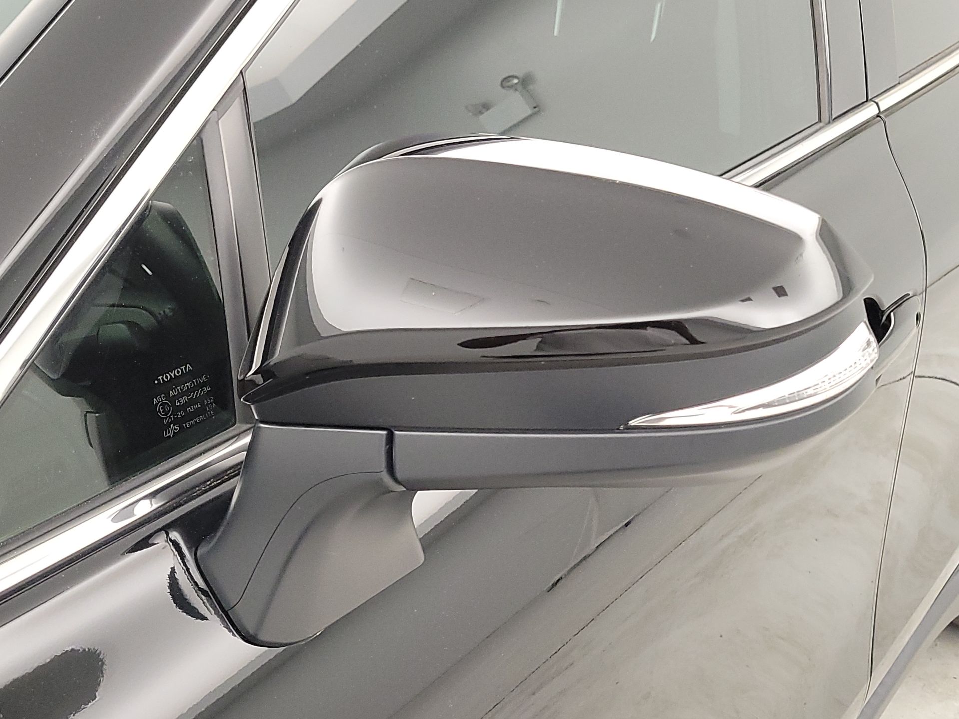 Thumbnail: 2023 Toyota Venza - 20