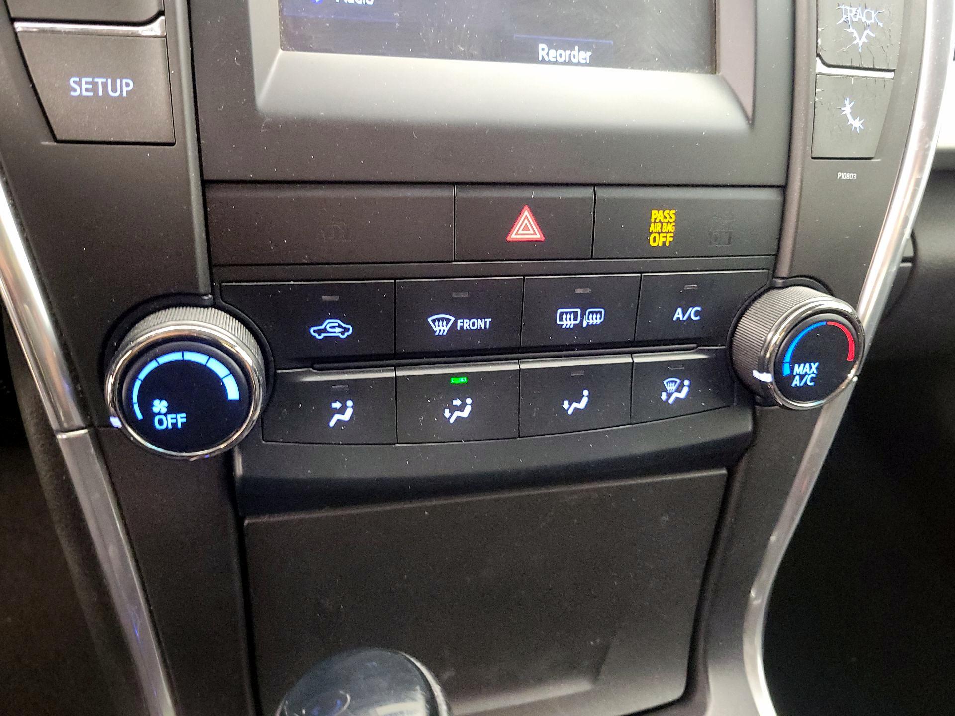 Thumbnail: 2015 Toyota Camry - 16