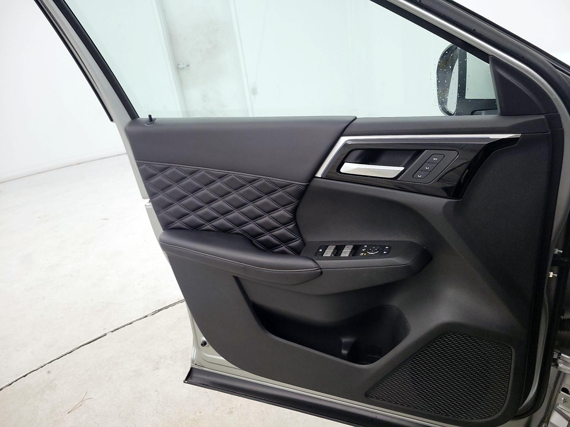 Thumbnail: 2023 Mitsubishi Outlander - 12