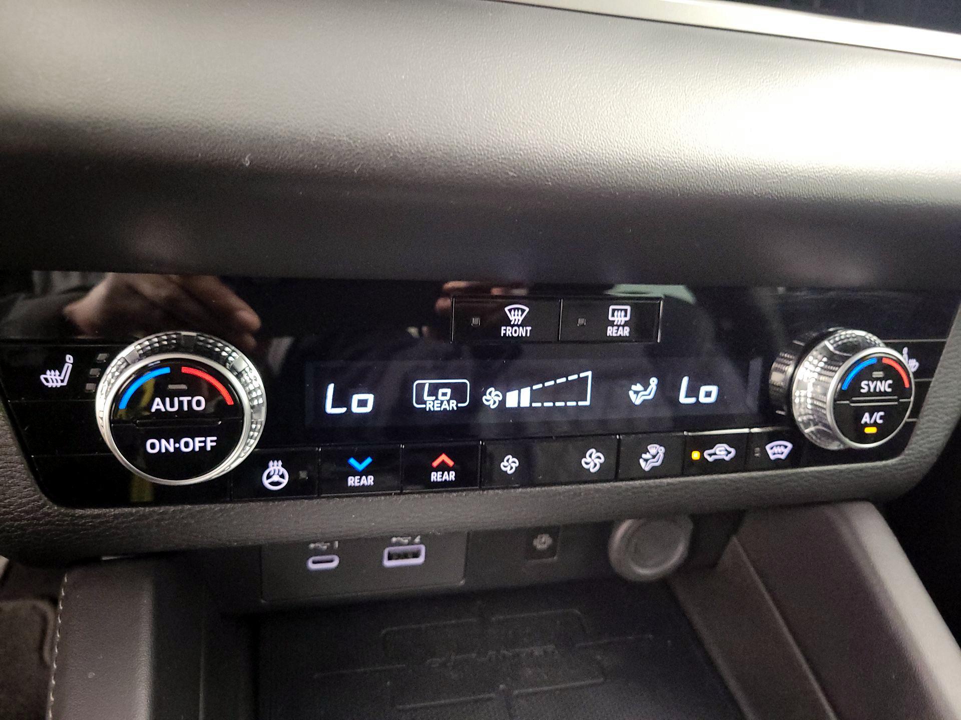 Thumbnail: 2023 Mitsubishi Outlander - 16