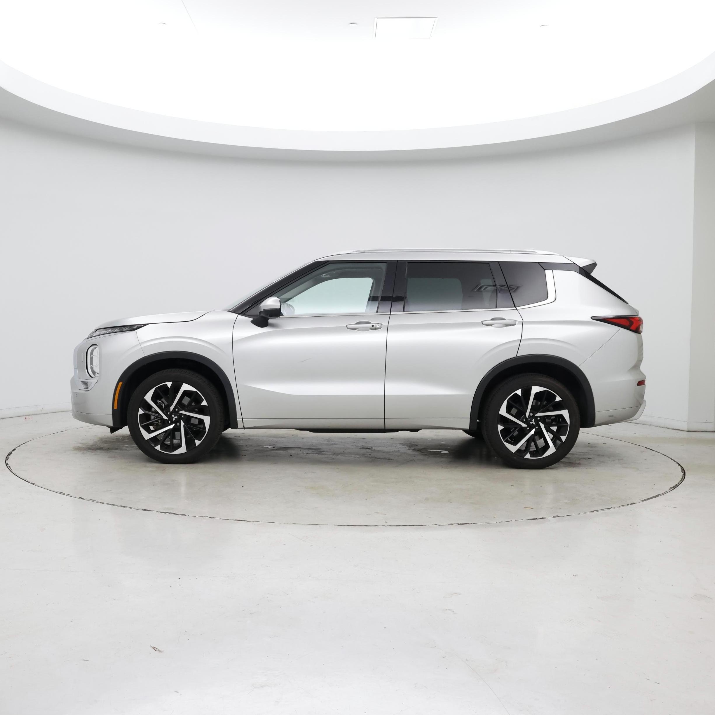 Thumbnail: 2023 Mitsubishi Outlander - 3