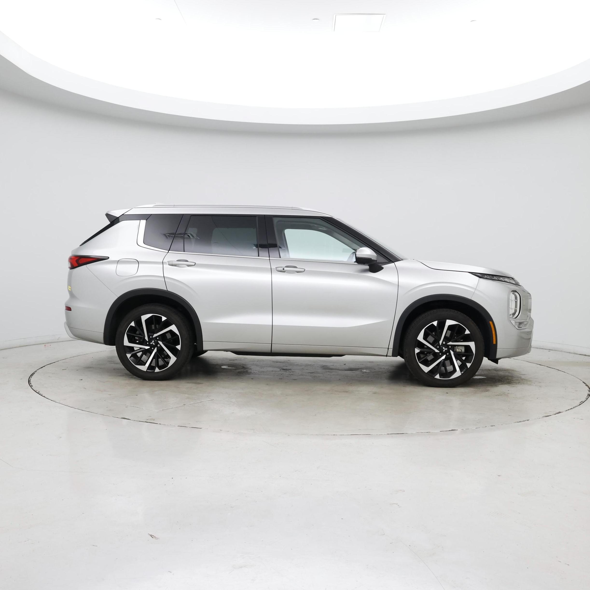 Thumbnail: 2023 Mitsubishi Outlander - 7