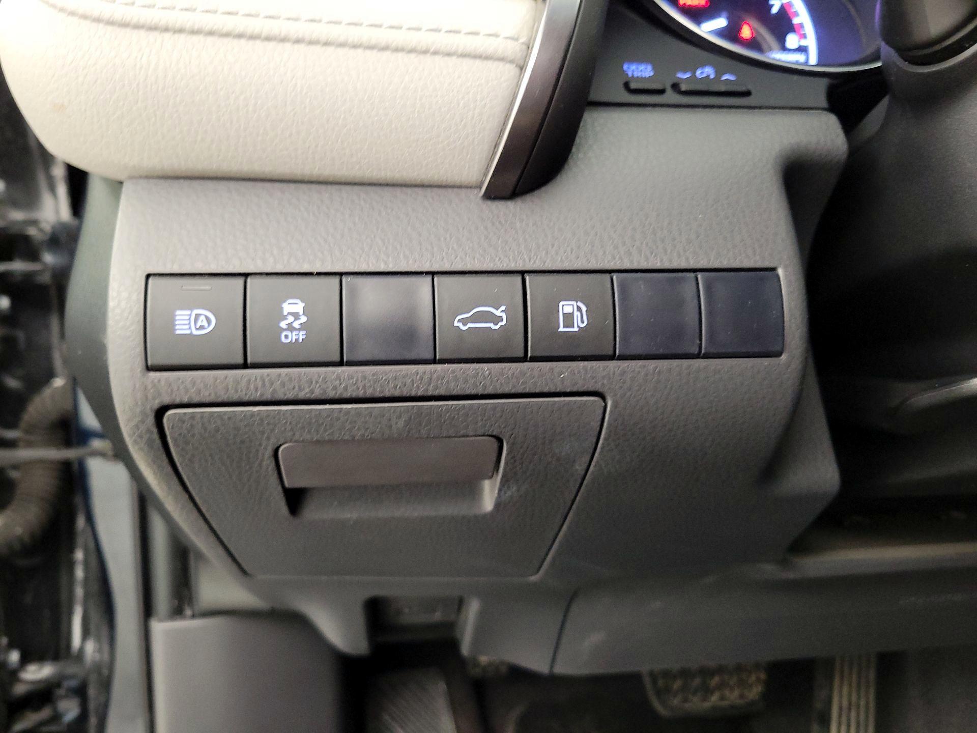 Thumbnail: 2018 Toyota Camry - 13