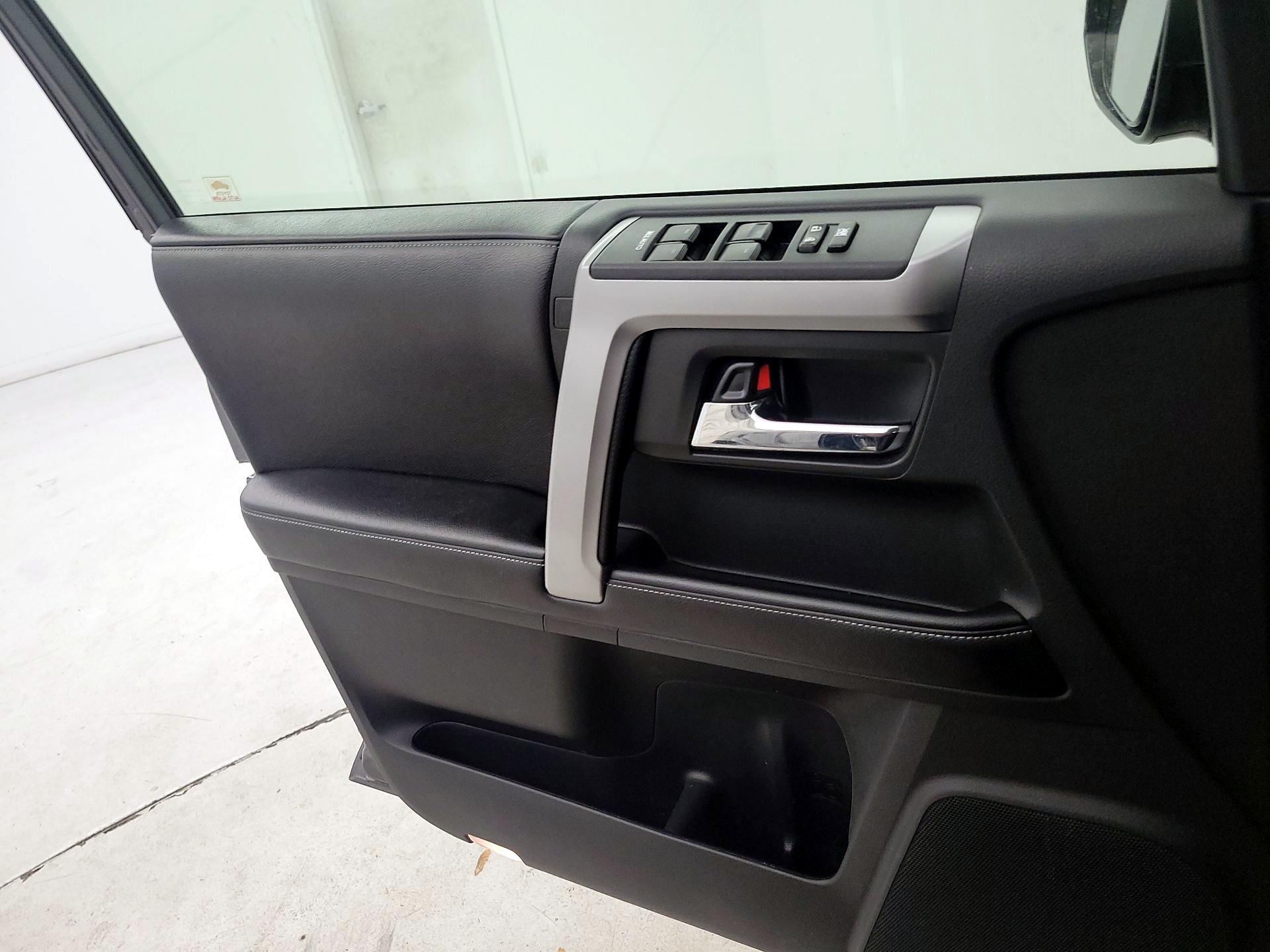Thumbnail: 2016 Toyota 4Runner - 12