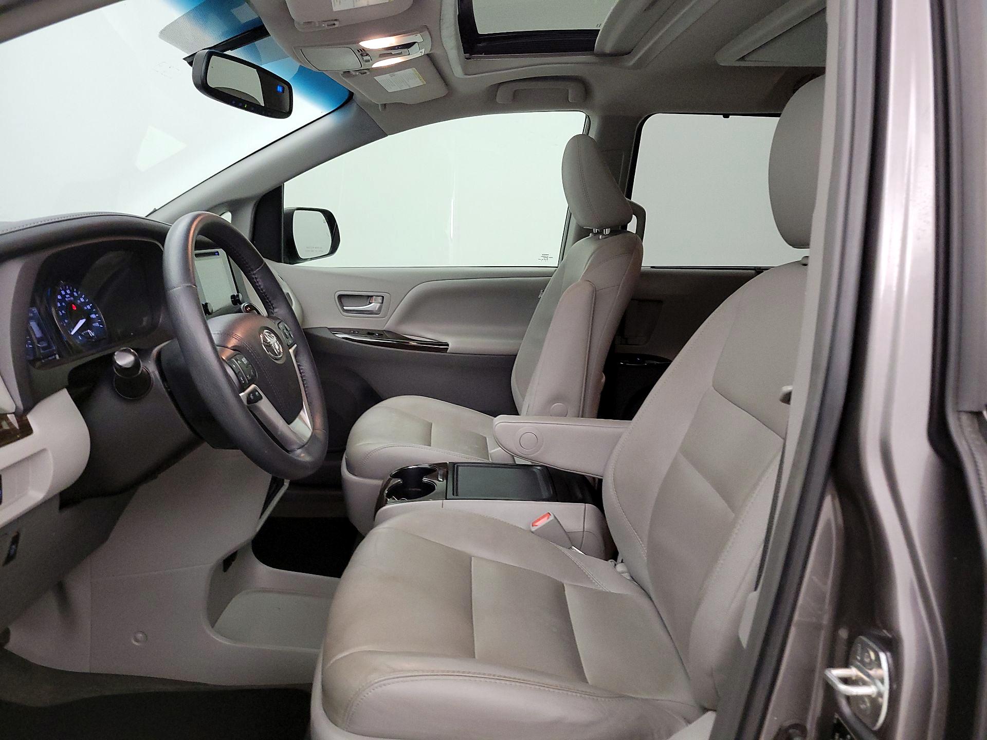 Thumbnail: 2017 Toyota Sienna - 9