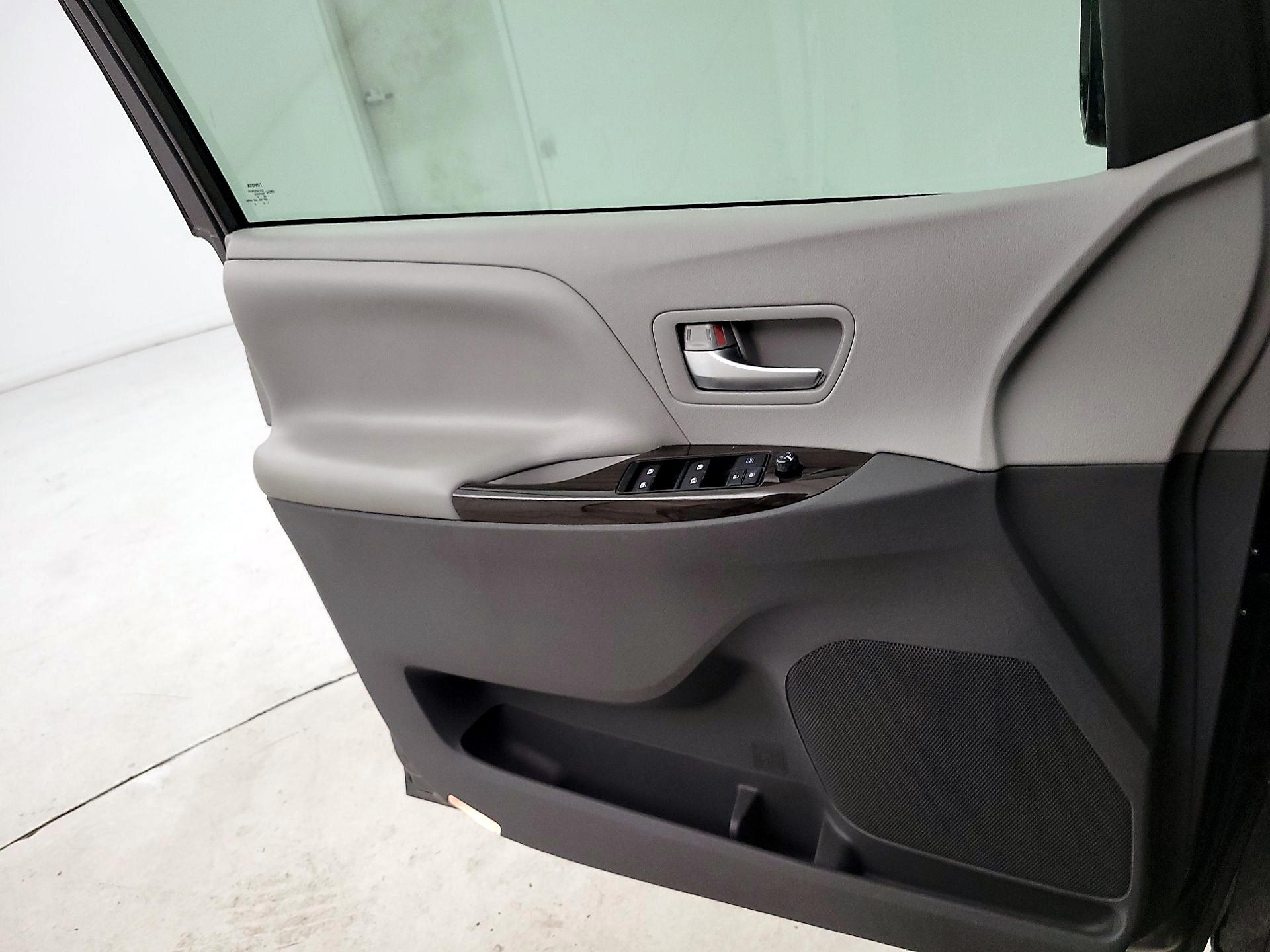 Thumbnail: 2017 Toyota Sienna - 10