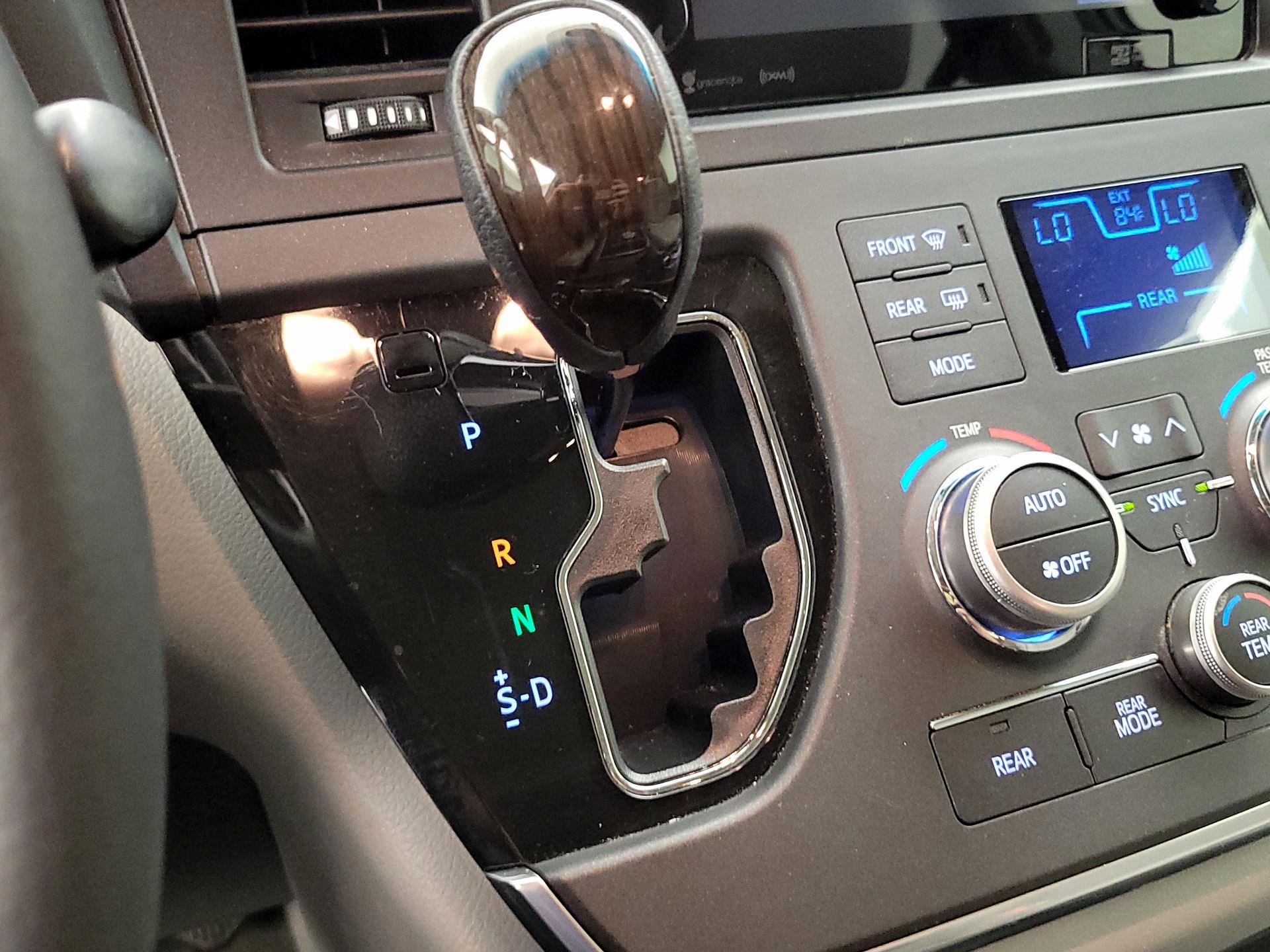 Thumbnail: 2017 Toyota Sienna - 15