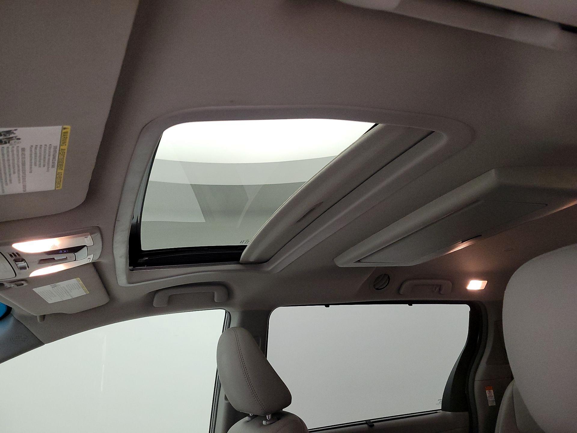 Thumbnail: 2017 Toyota Sienna - 17