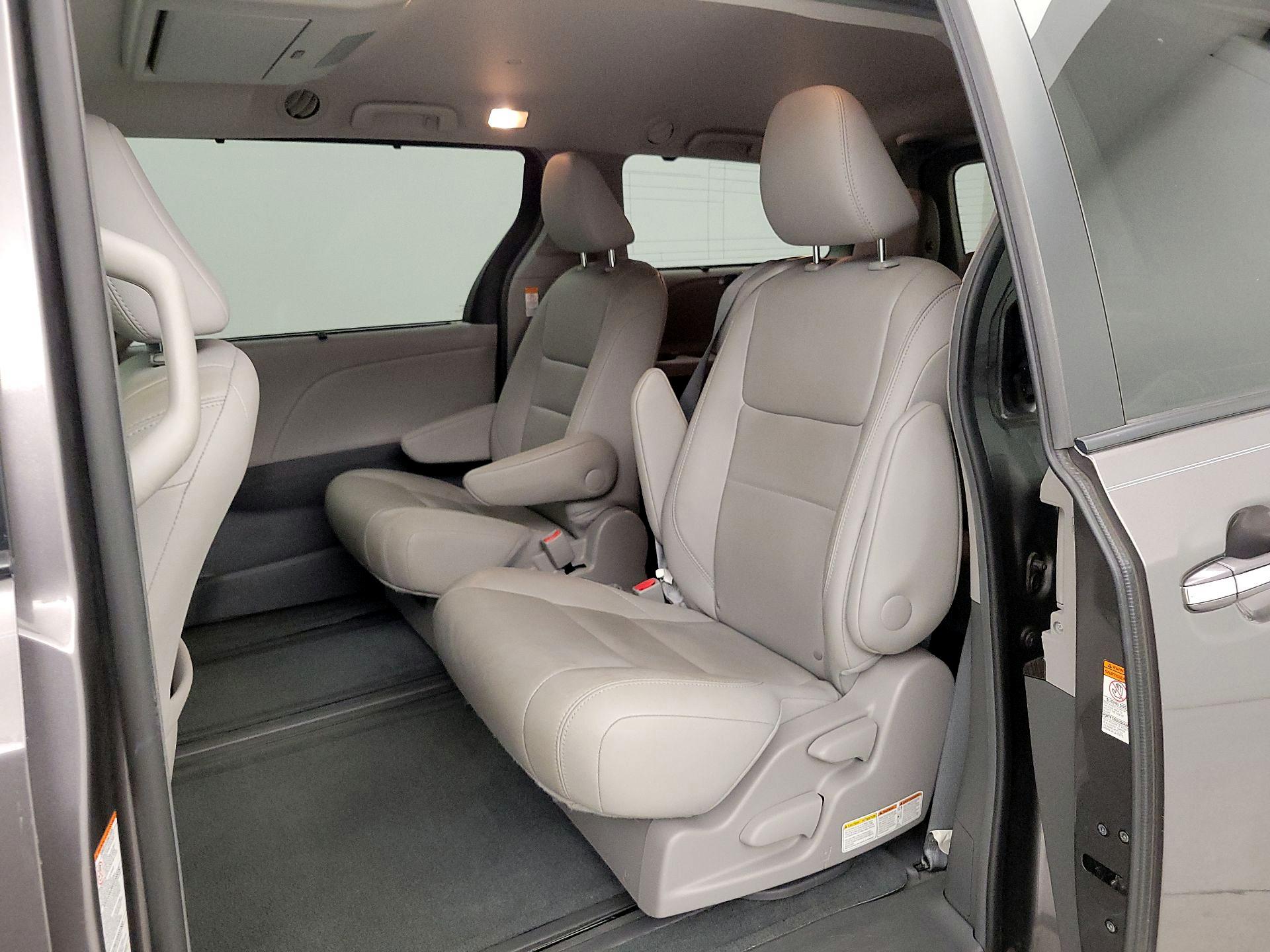 Thumbnail: 2017 Toyota Sienna - 18